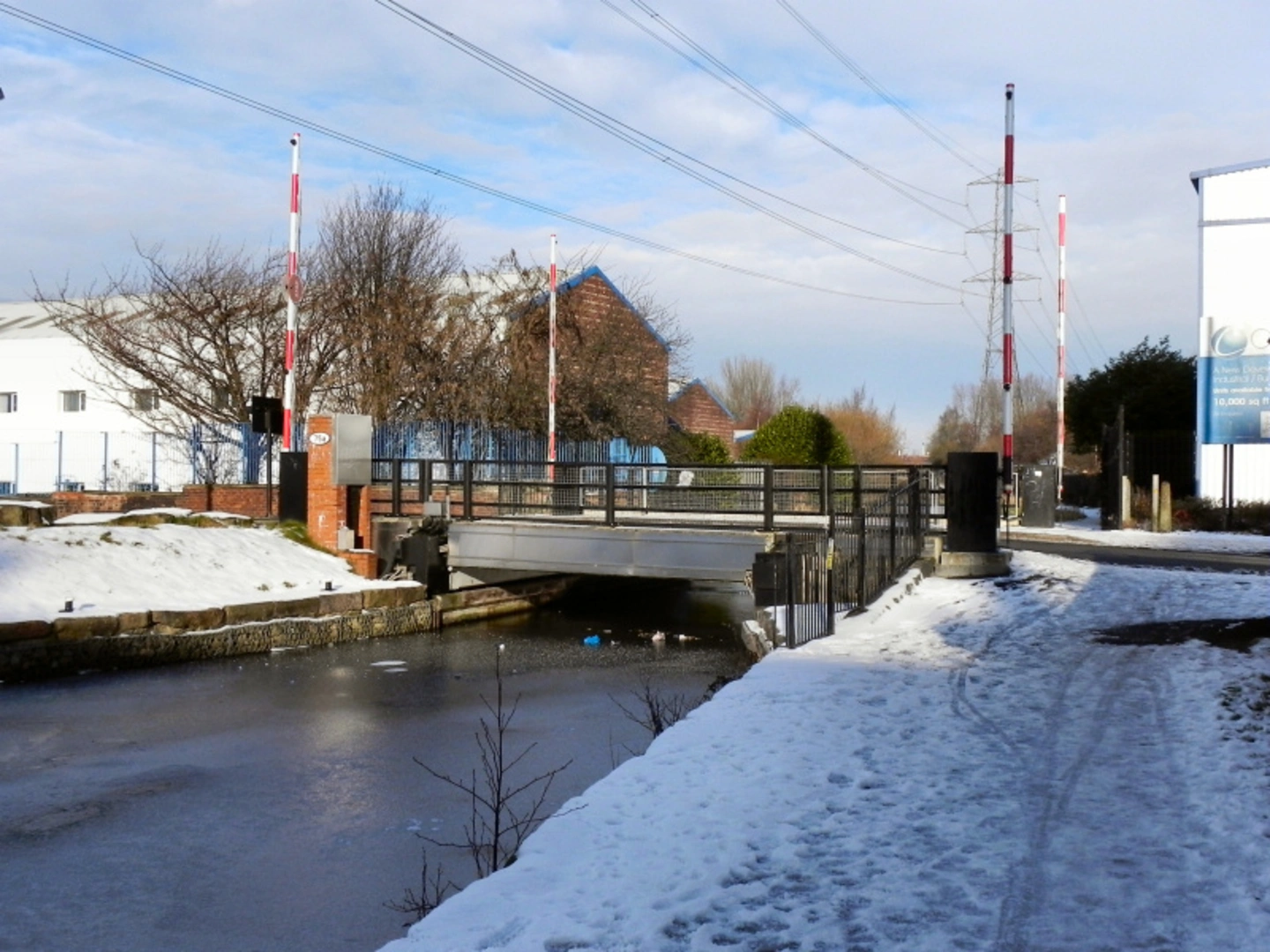 An image depicting the trail Roachdale Canal from Chadderton and its surrounding area.