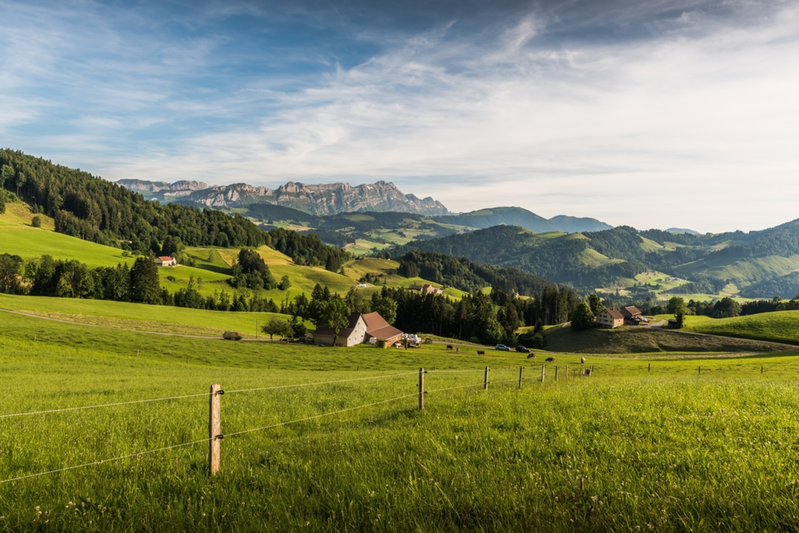 An image depicting the trail Säntis and Altmann and its surrounding area.