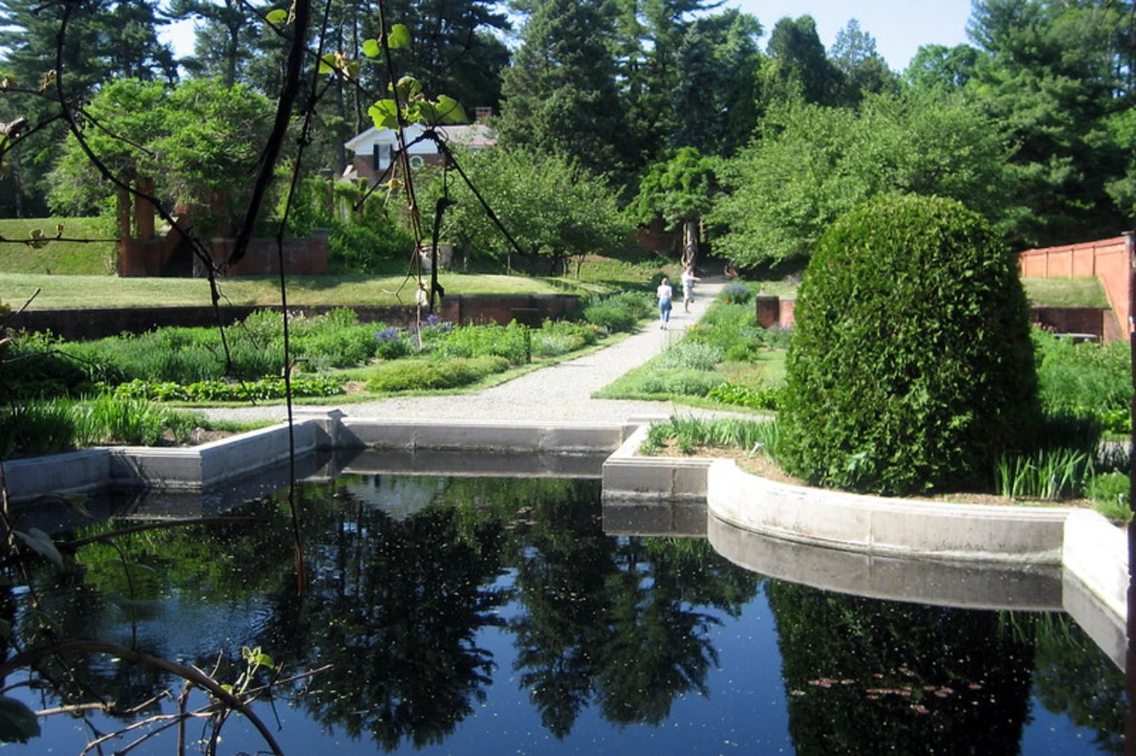 An image depicting the trail Franklin D Roosevelt Historic Park to Vanderbilt Mansion National Historic Site Trail and its surrounding area.