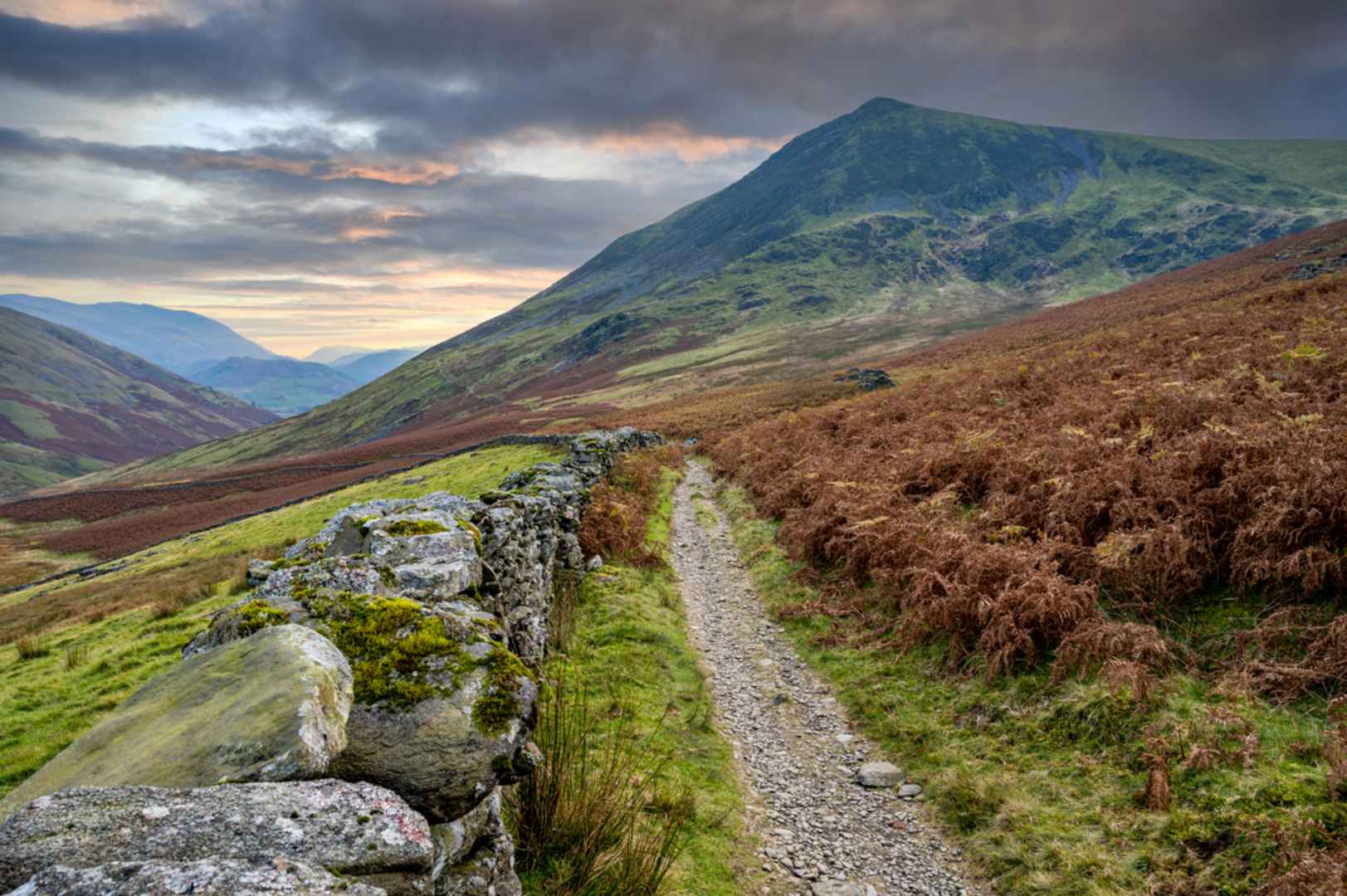 An image depicting the trail Lonscale Fell and its surrounding area.