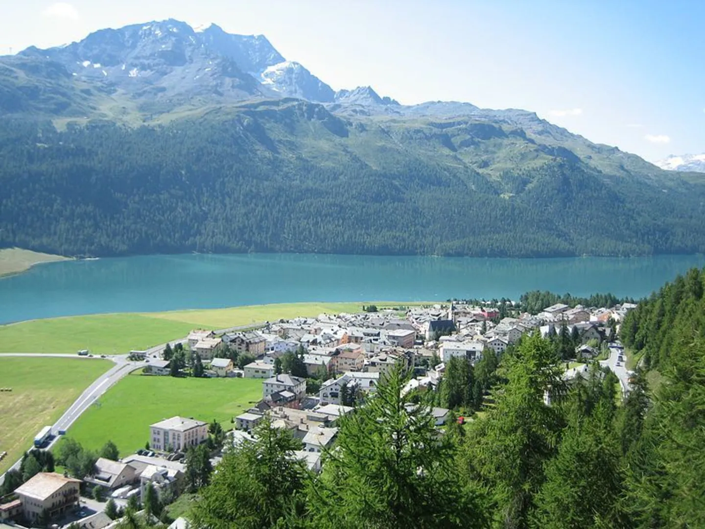 An image depicting the trail Piz Corvatsch and its surrounding area.