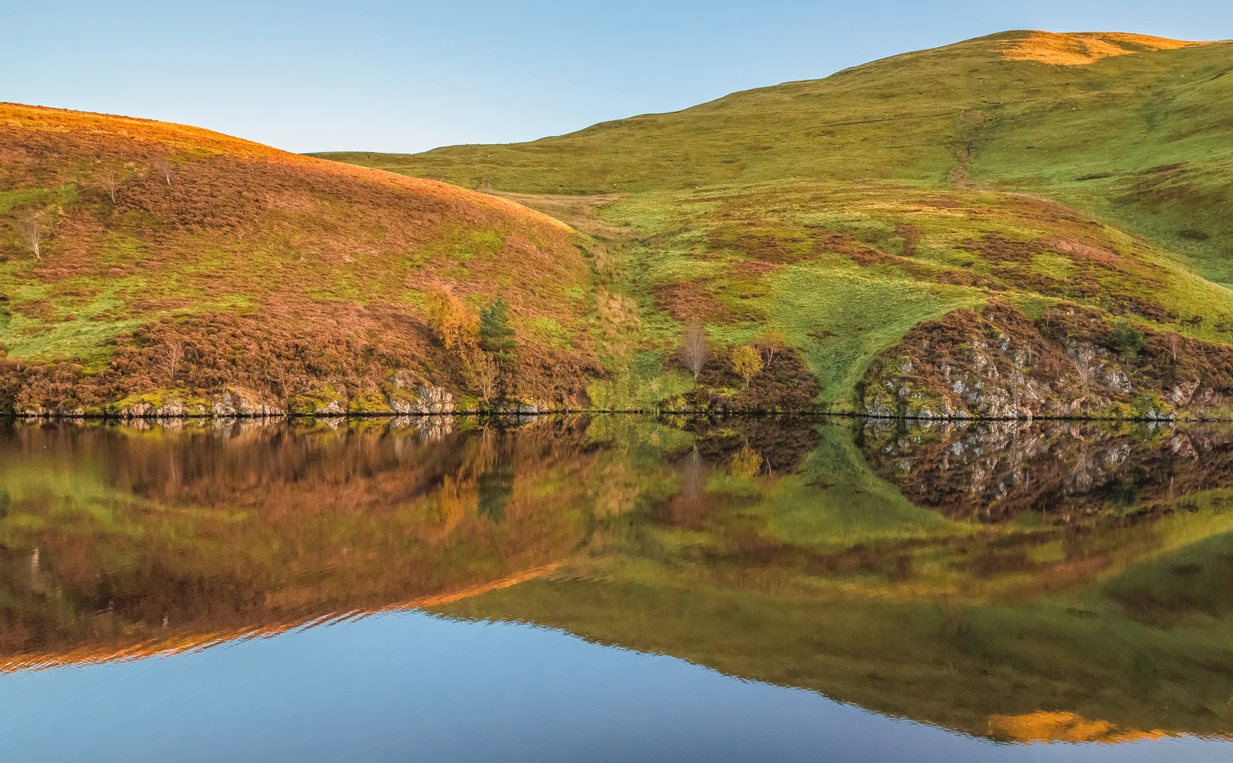 An image depicting the trail Bonaly Reservoir, Phantom's Cleugh, Glencorse Reservoir, Fala Knowe and Capelaw Hill Loop and its surrounding area.