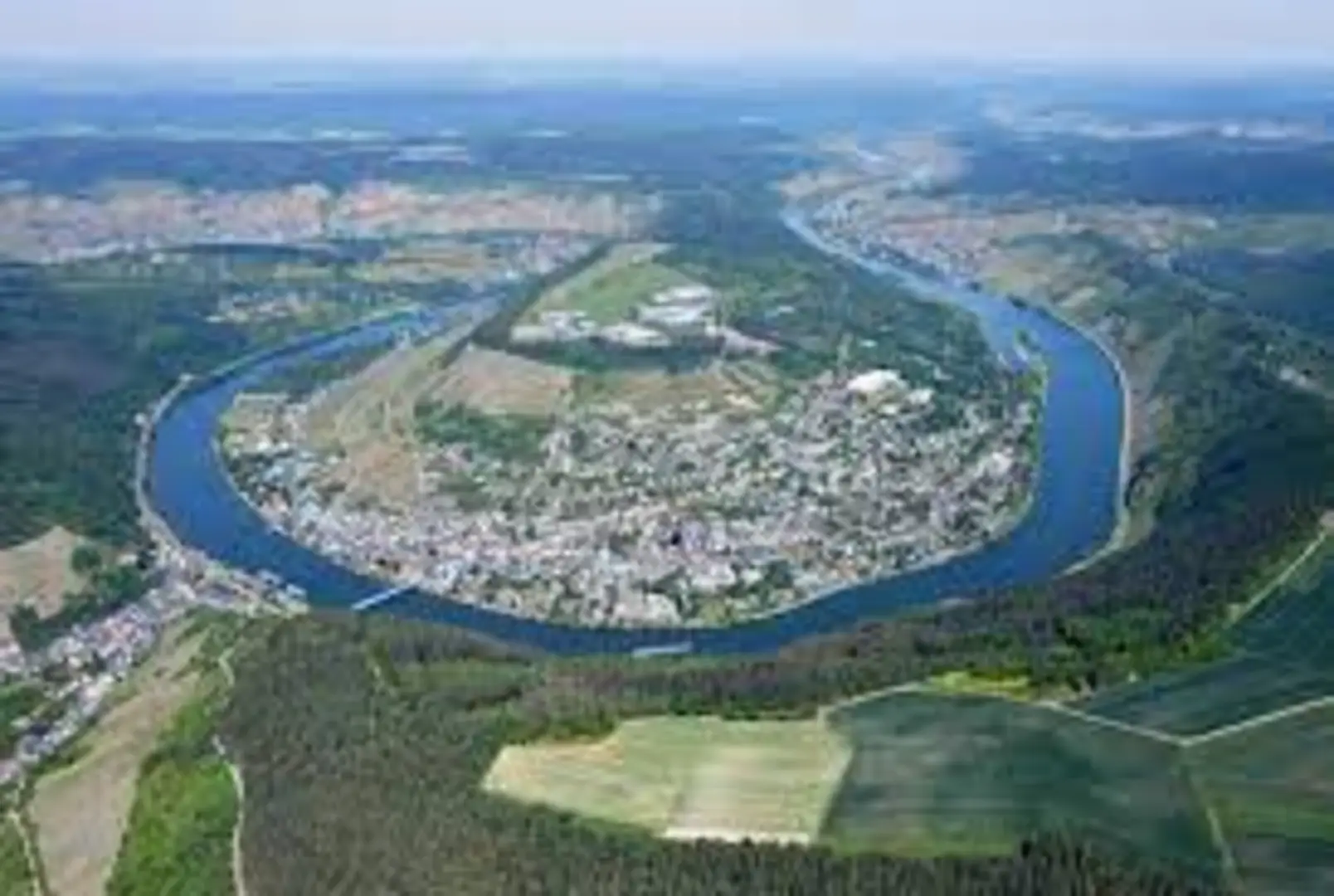 An image depicting the trail Mosel Walk in Traben Trarbach and its surrounding area.