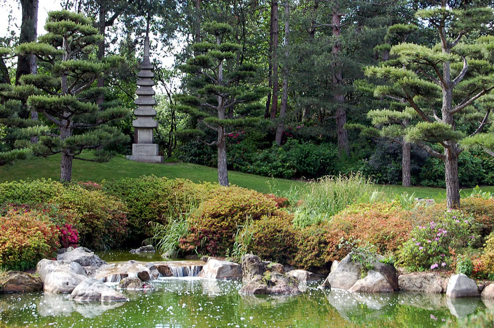 An image depicting the trail Loki-Schmidt Garten, Japanischer Garten and Steingarten Loop and its surrounding area.