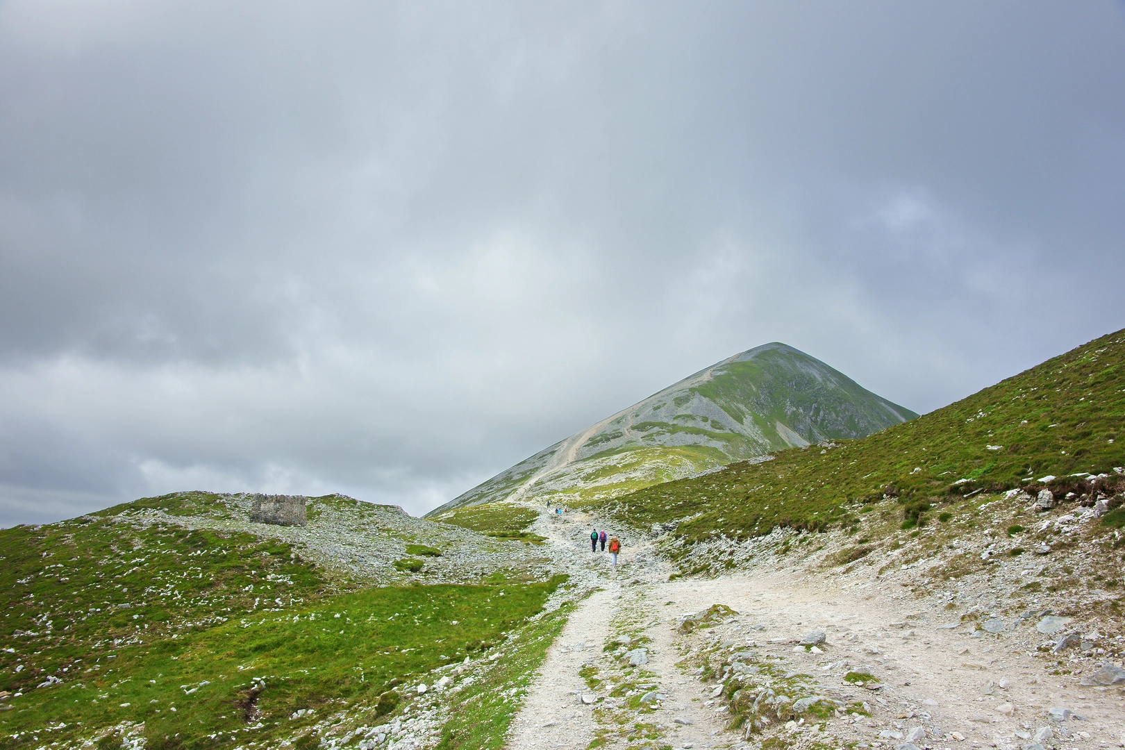 An image depicting the trail Croagh Patrick Pilgrim Trail and its surrounding area.