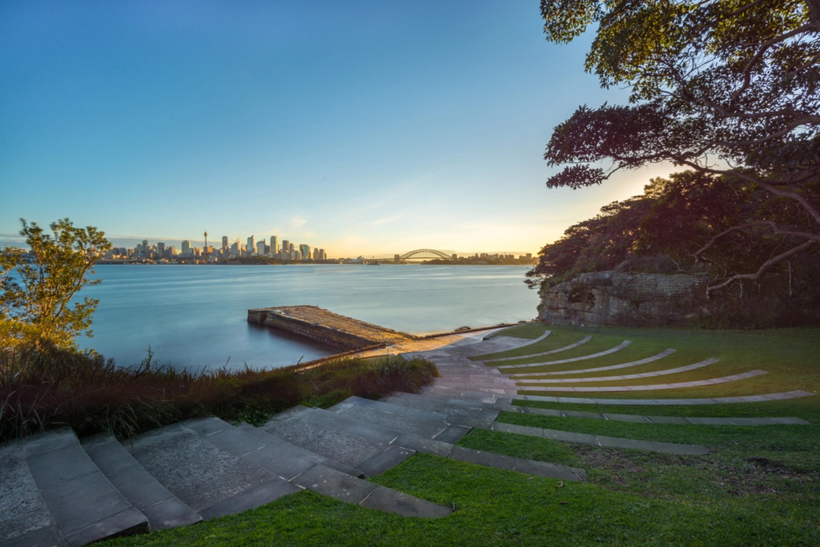 An image depicting the trail Bradleys Head to Chowder Bay Walk and its surrounding area.