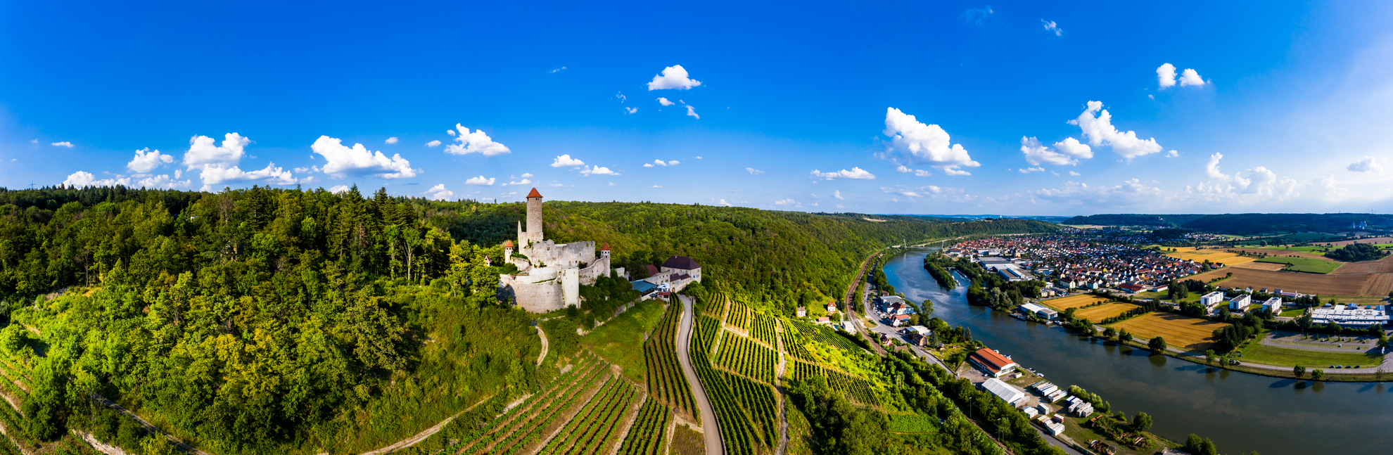 An image depicting the trail Neckarsteig and its surrounding area.
