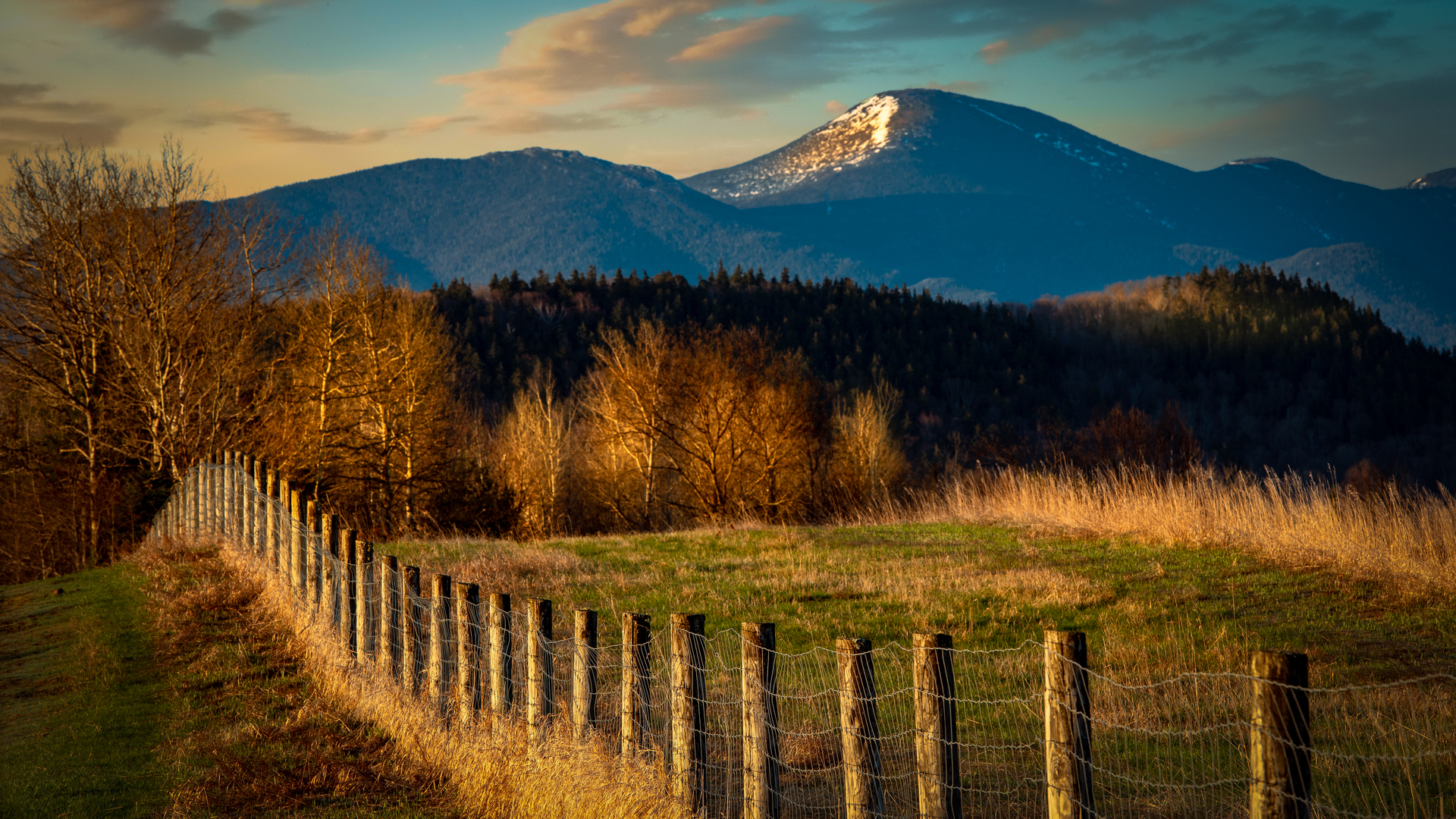An image depicting the trail Adirondack High Peaks Loop and its surrounding area.