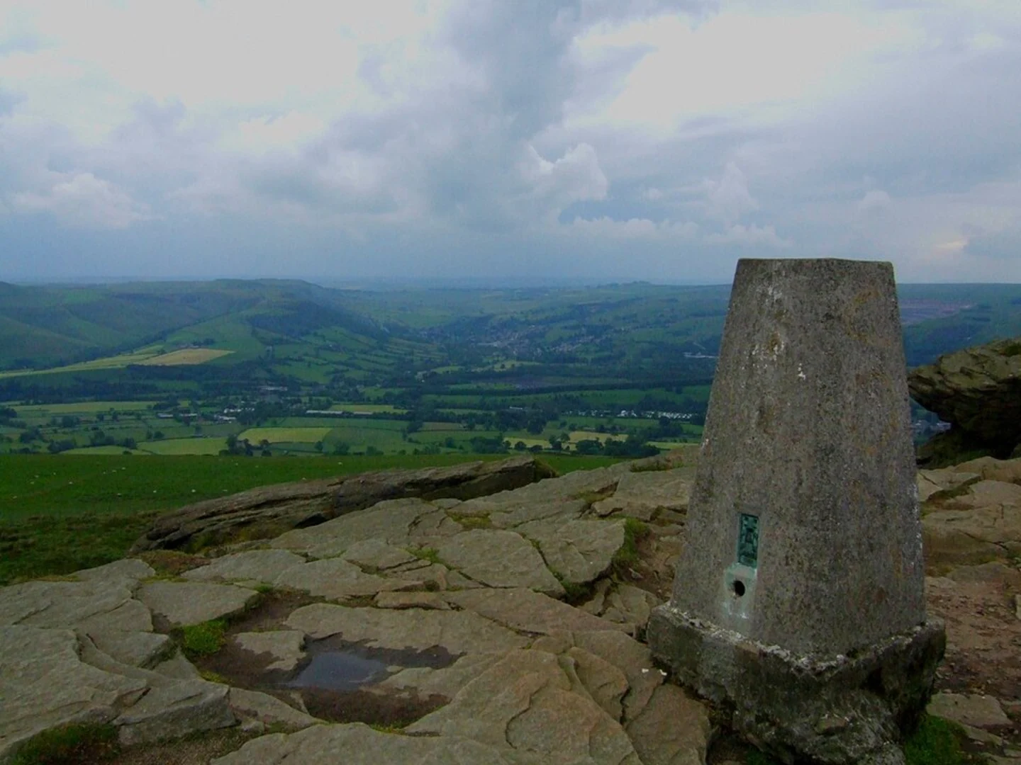 An image depicting the trail Ladybower Brook and Win Hill and its surrounding area.