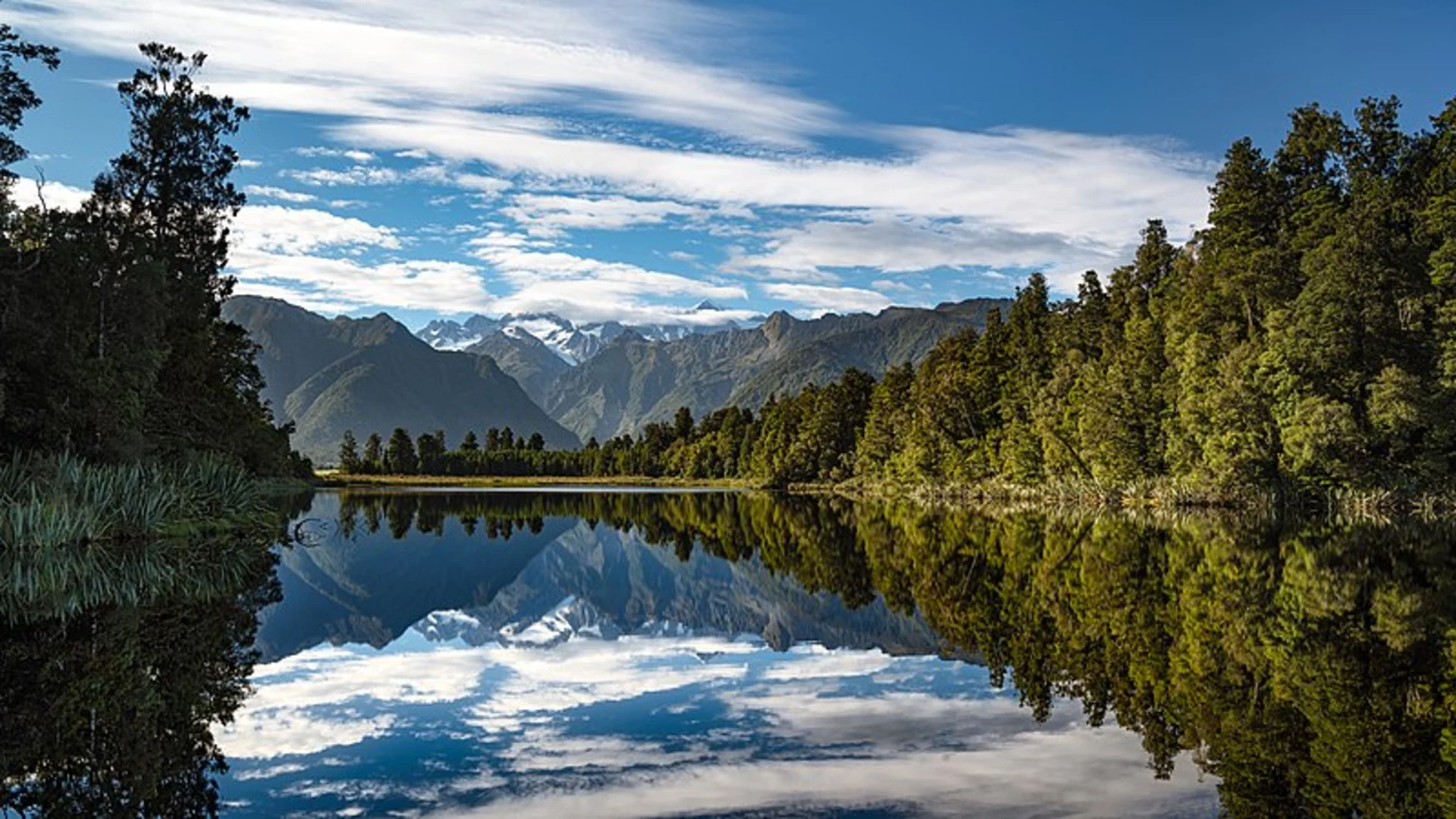 An image depicting the trail Lake Matheson - Te Ara Kairaumati Walk and its surrounding area.
