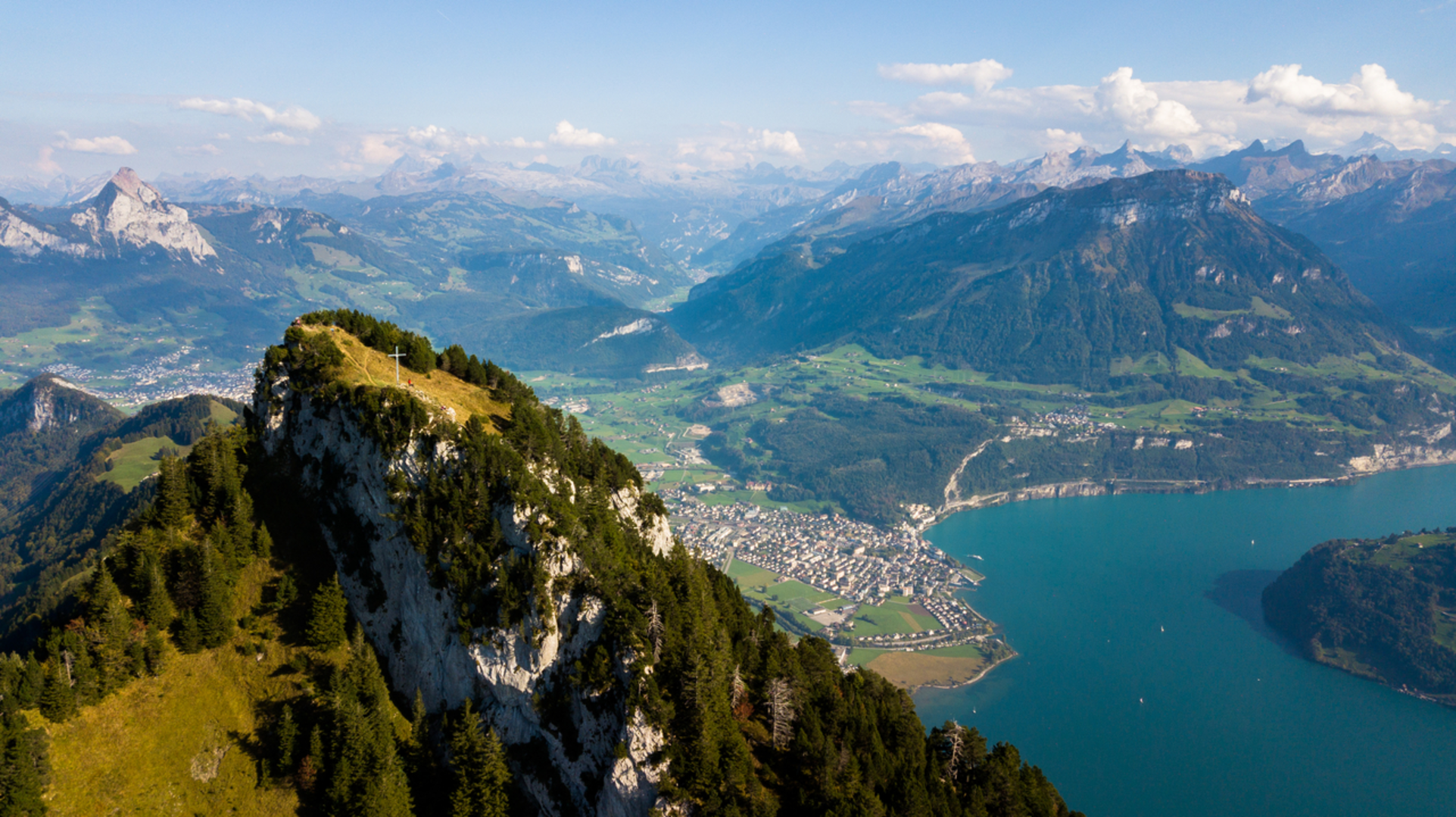 An image depicting the trail The Rigi Ridge Trail and its surrounding area.