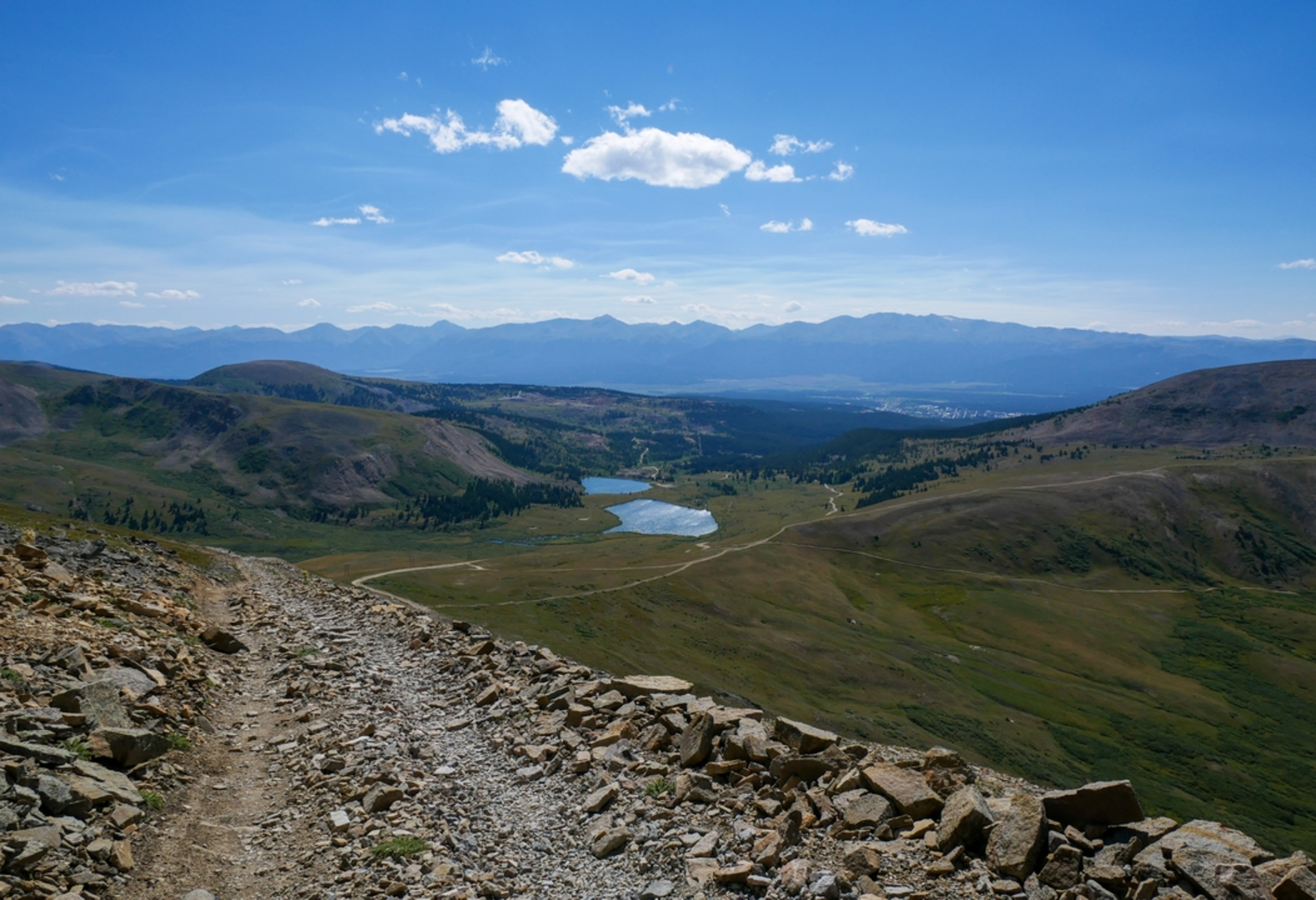 An image depicting the trail North Halfmoon Lakes Trail and its surrounding area.