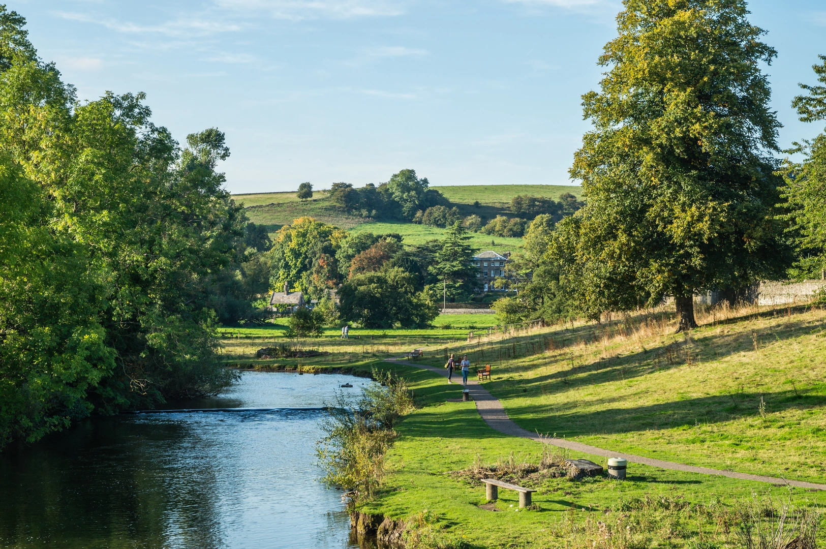 An image depicting the trail Ashford-in-the-Water Loop via Derwent Valley and Monsal Trail and its surrounding area.