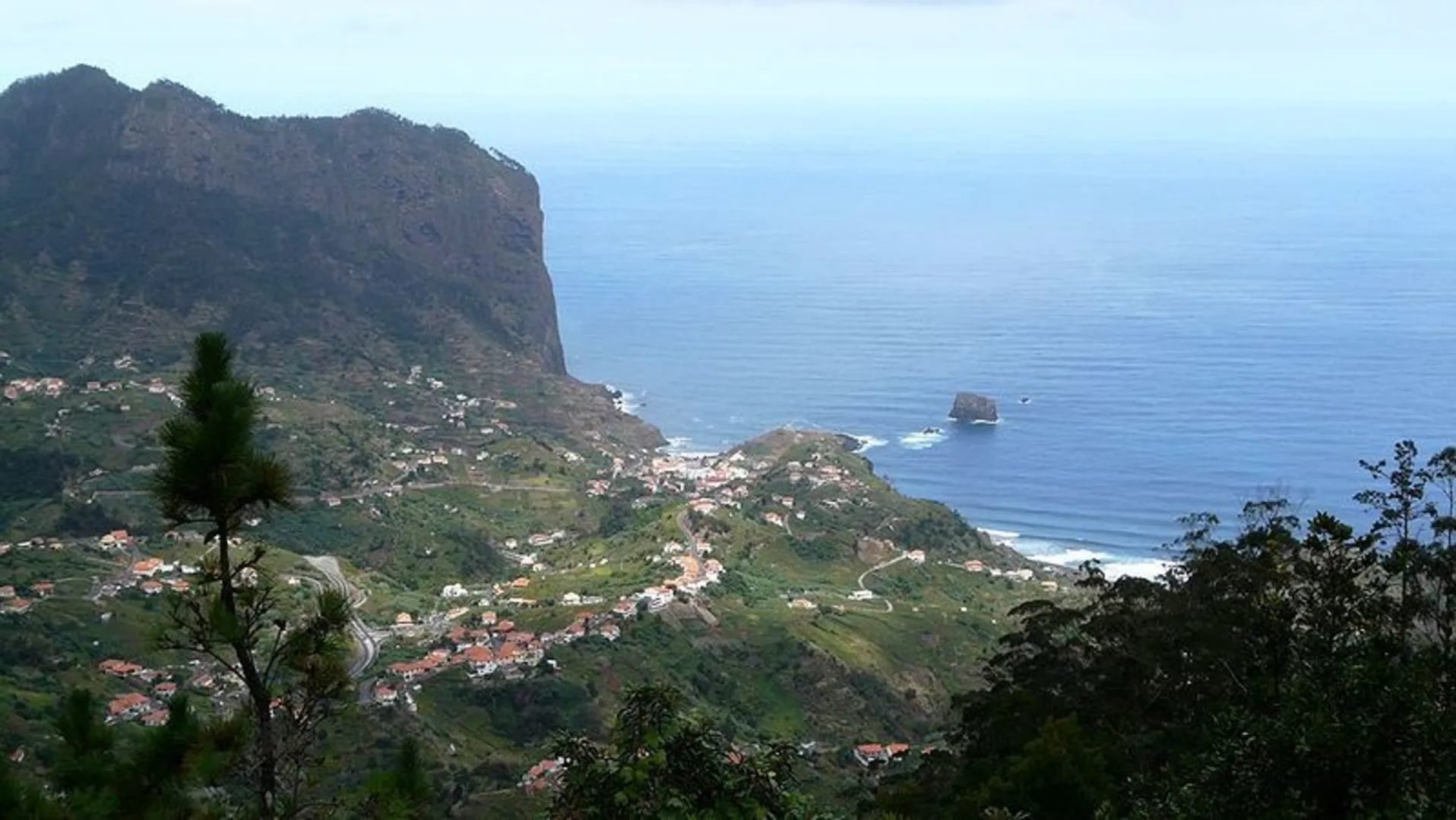 An image depicting the trail Levada do Castelejo and its surrounding area.
