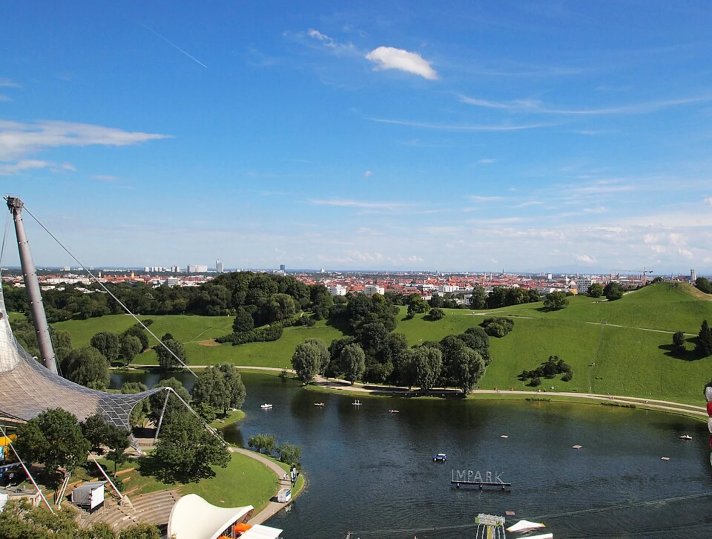 An image depicting the trail Grosser Olympiasee via Willi Gebhardt Ufer and Hans Jochen Vogel Platz and its surrounding area.
