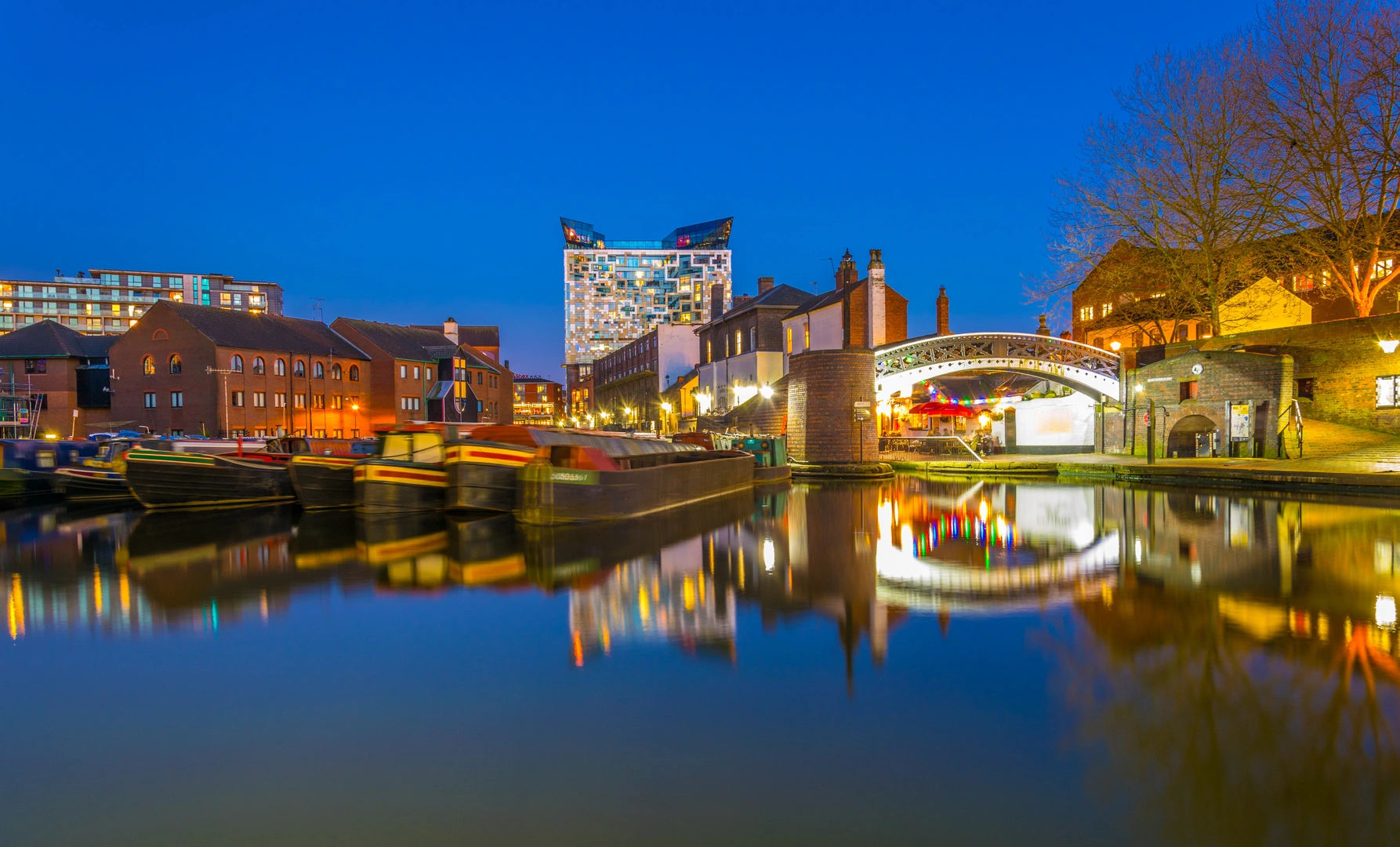 An image depicting the trail Worcester to Birmingham Canal Walk and its surrounding area.
