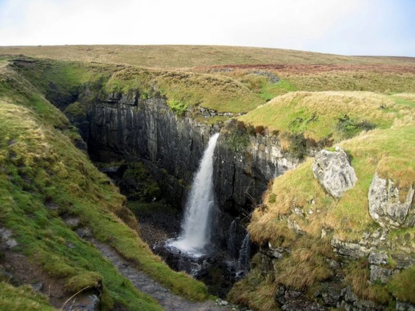 An image depicting the trail Pen-y-ghent and Hull Pot Loop and its surrounding area.