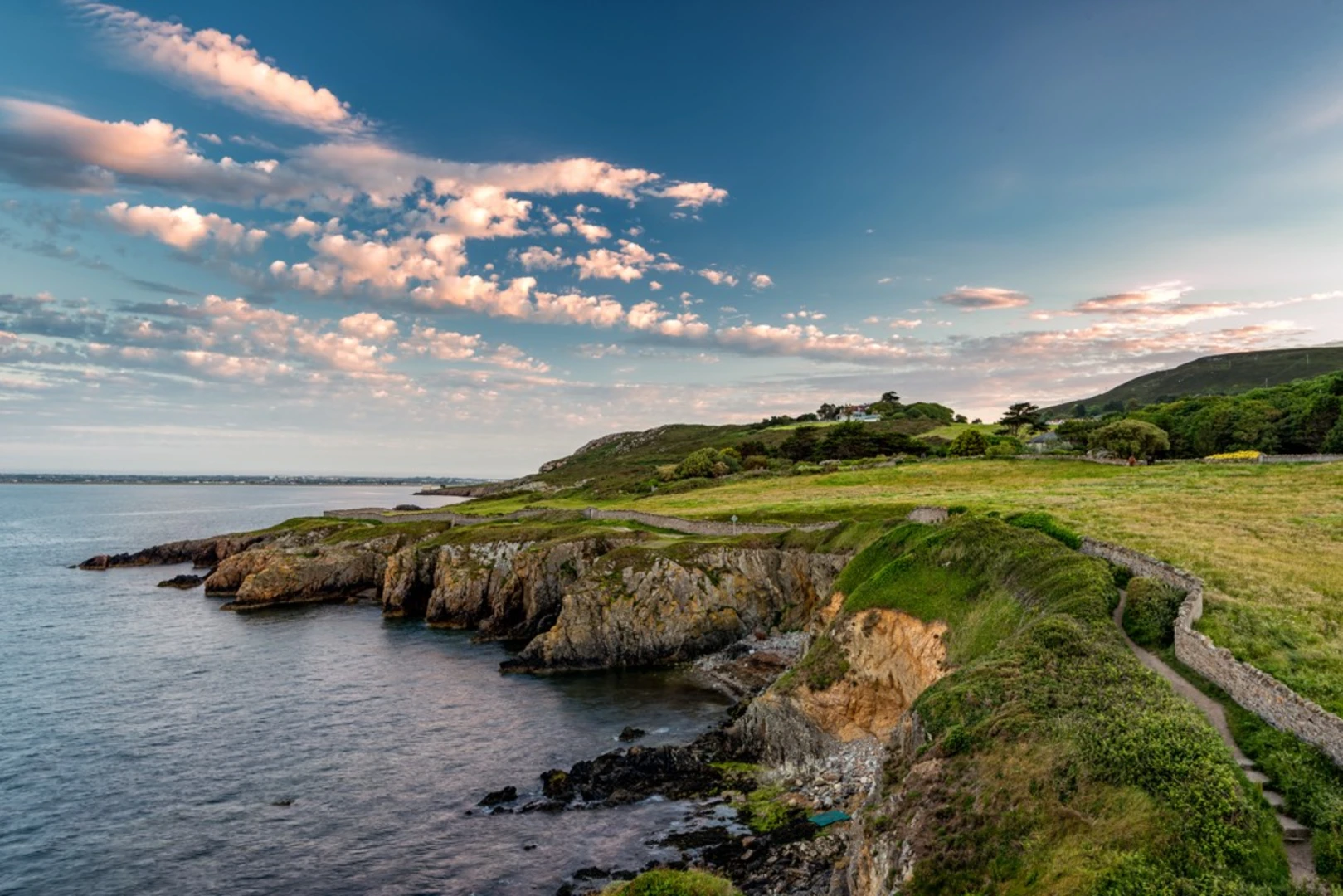 An image depicting the trail Bull Island and Howth Cliff Walk and its surrounding area.