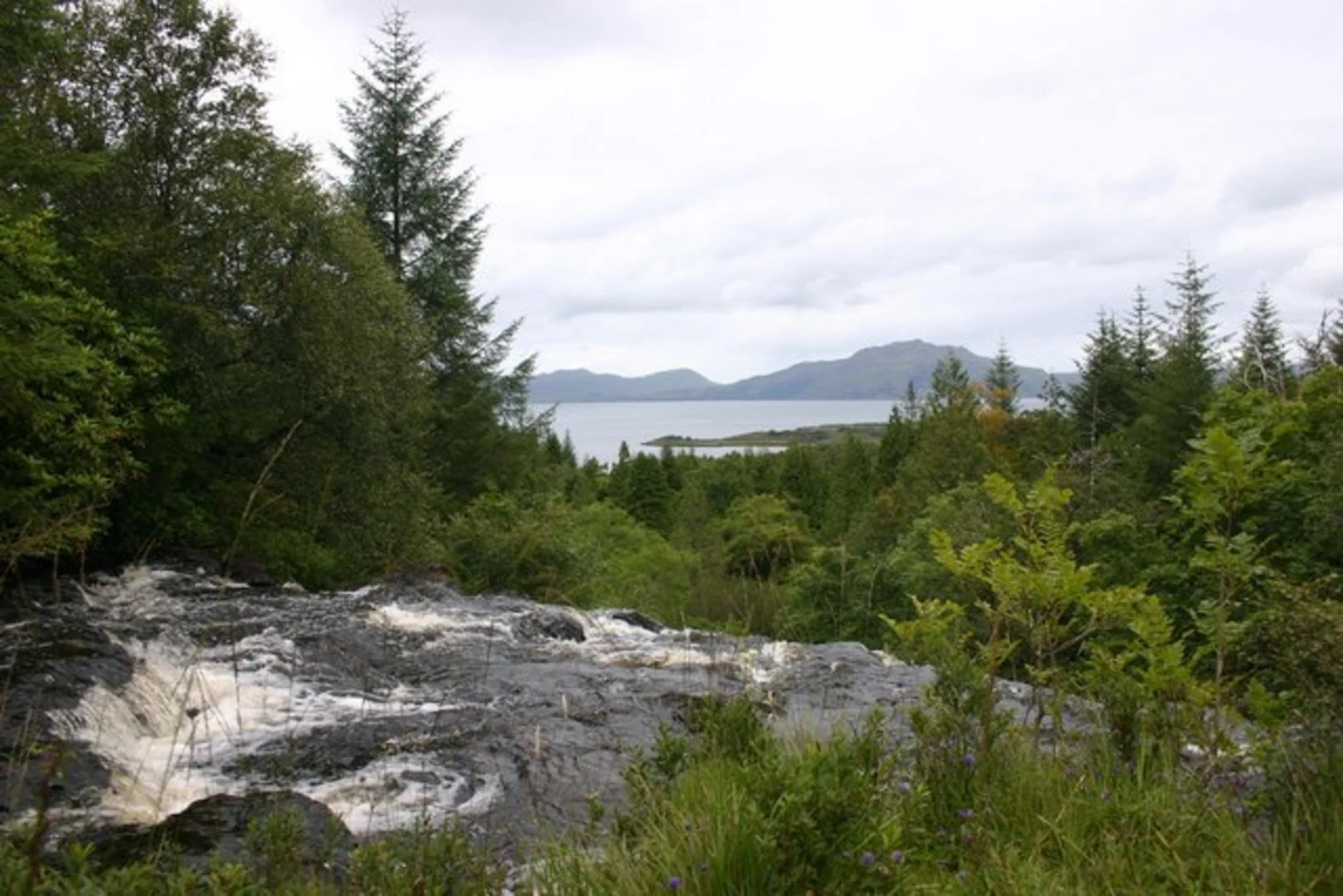 An image depicting the trail Lochan a' Ghurrabain Trail and its surrounding area.