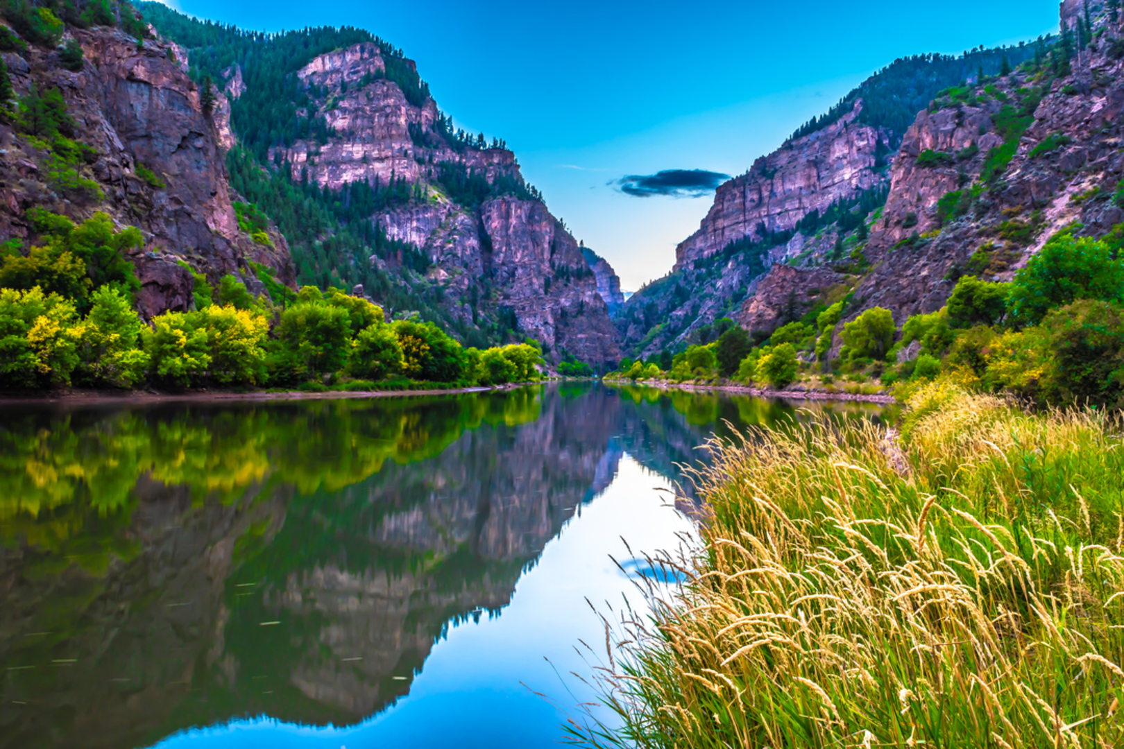 An image depicting the trail Hanging Lake Trail and its surrounding area.