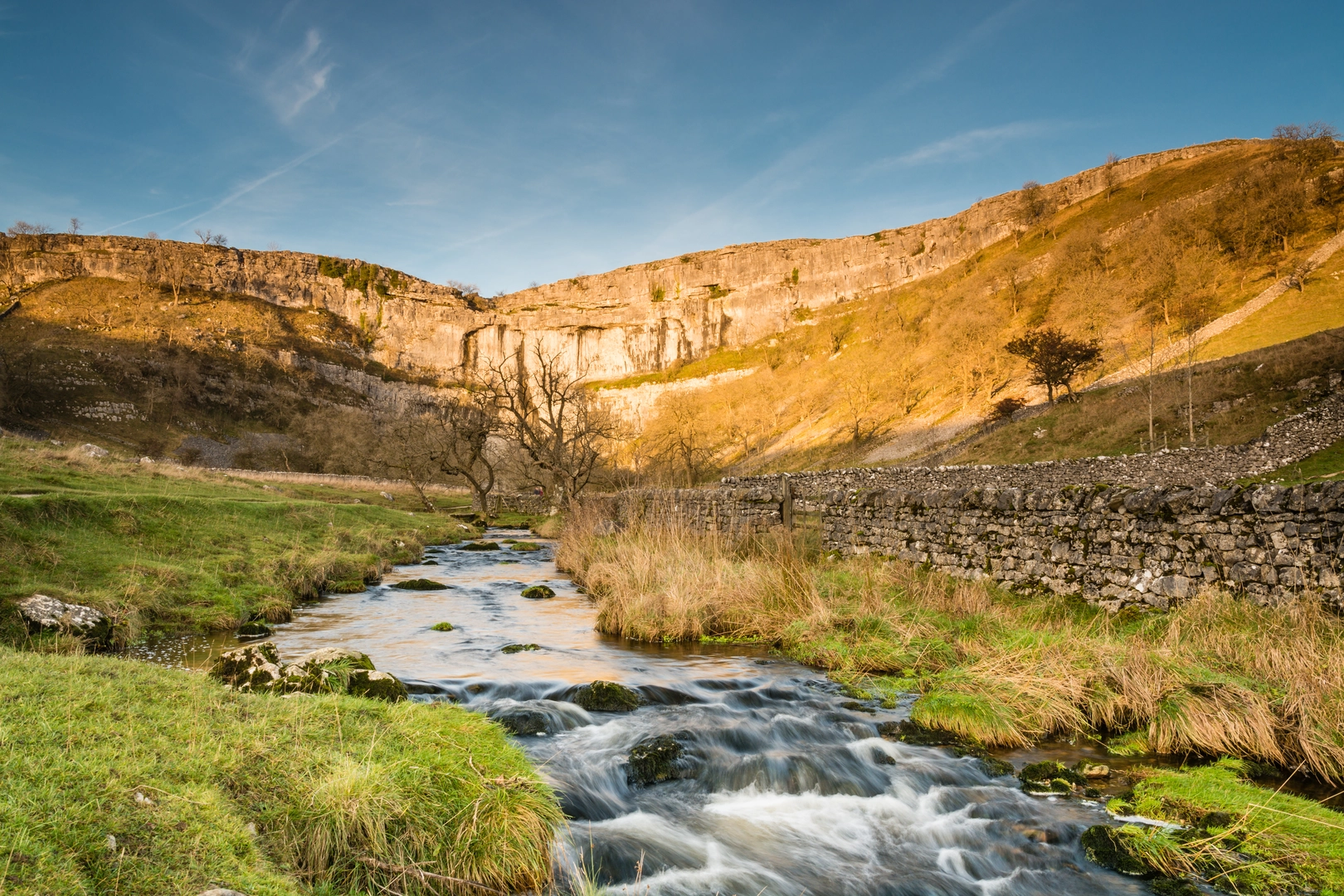 An image depicting the trail Gordale Scar and Malham Cove - Route C and its surrounding area.
