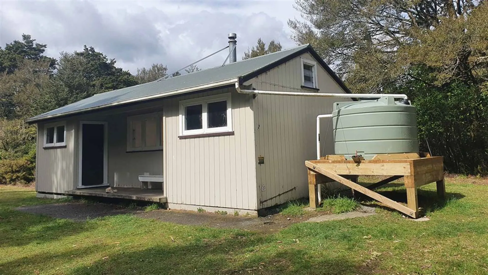 An image depicting the trail Triplex Hut and Swamp Track and its surrounding area.