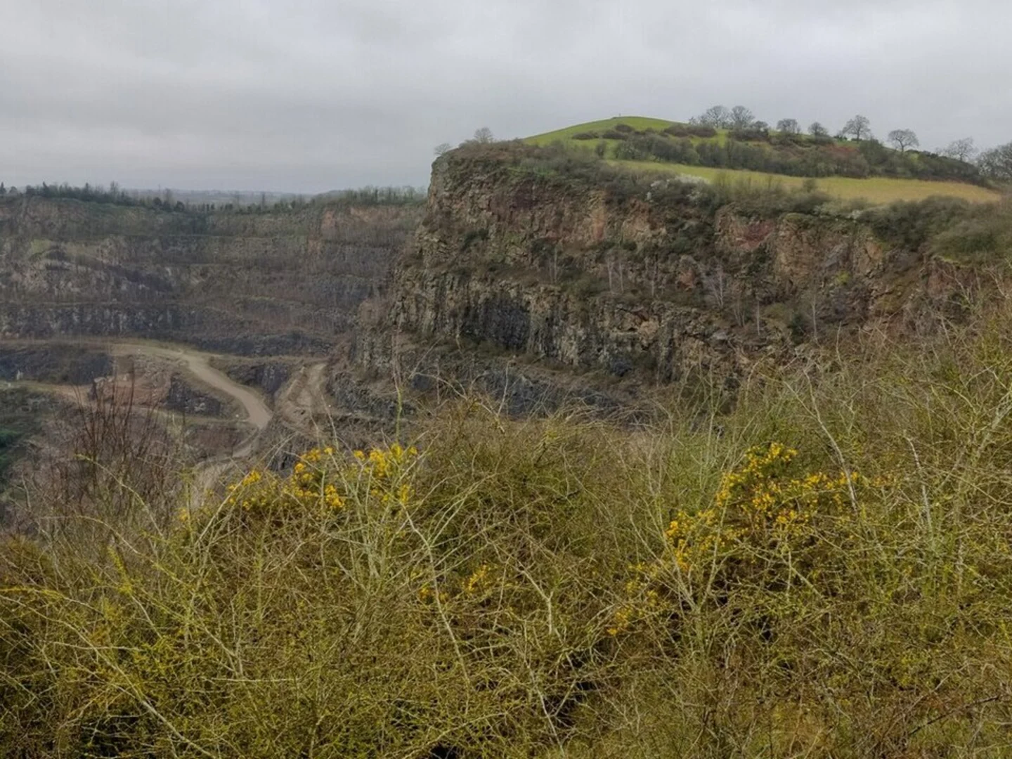 An image depicting the trail Croft Hill and Quarry Walk and its surrounding area.