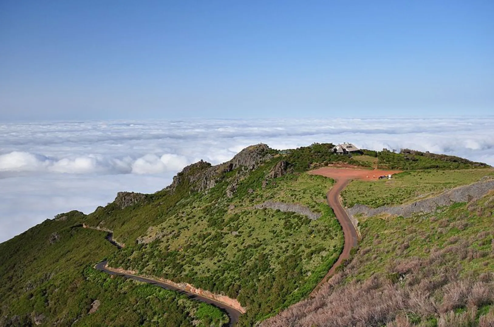 An image depicting the trail PR 1 Areeiro Footpath and its surrounding area.
