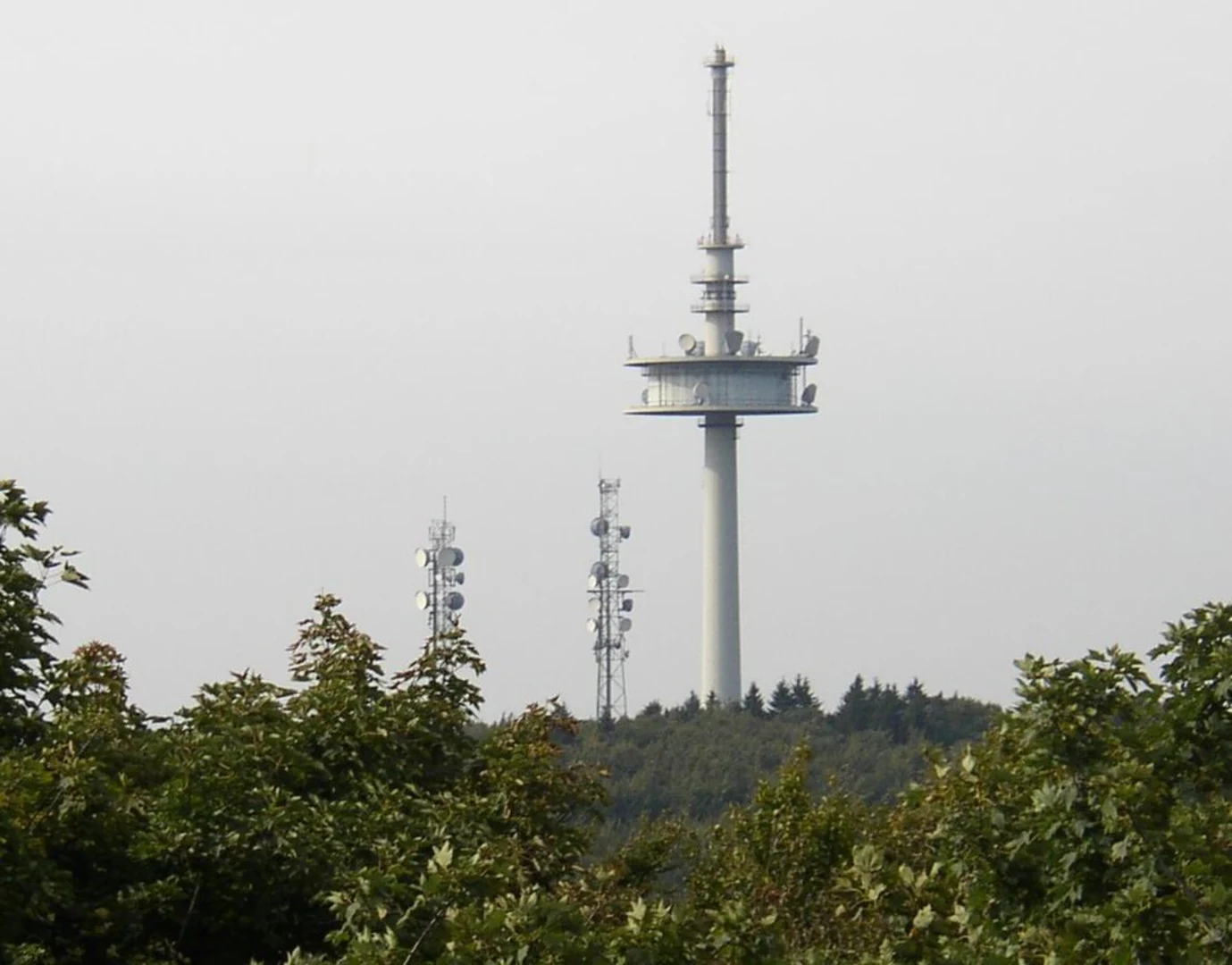 An image depicting the trail Hoherodskopf via Gipfeltour Schotten and its surrounding area.