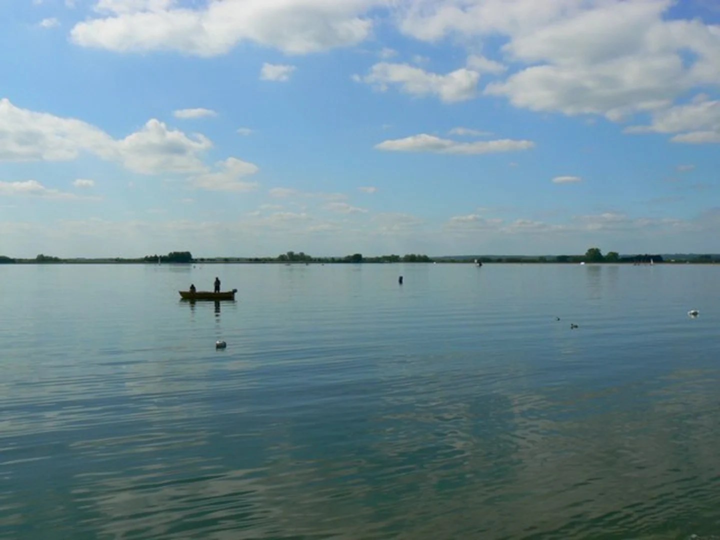 An image depicting the trail Farmoor Reservoir Loop and its surrounding area.