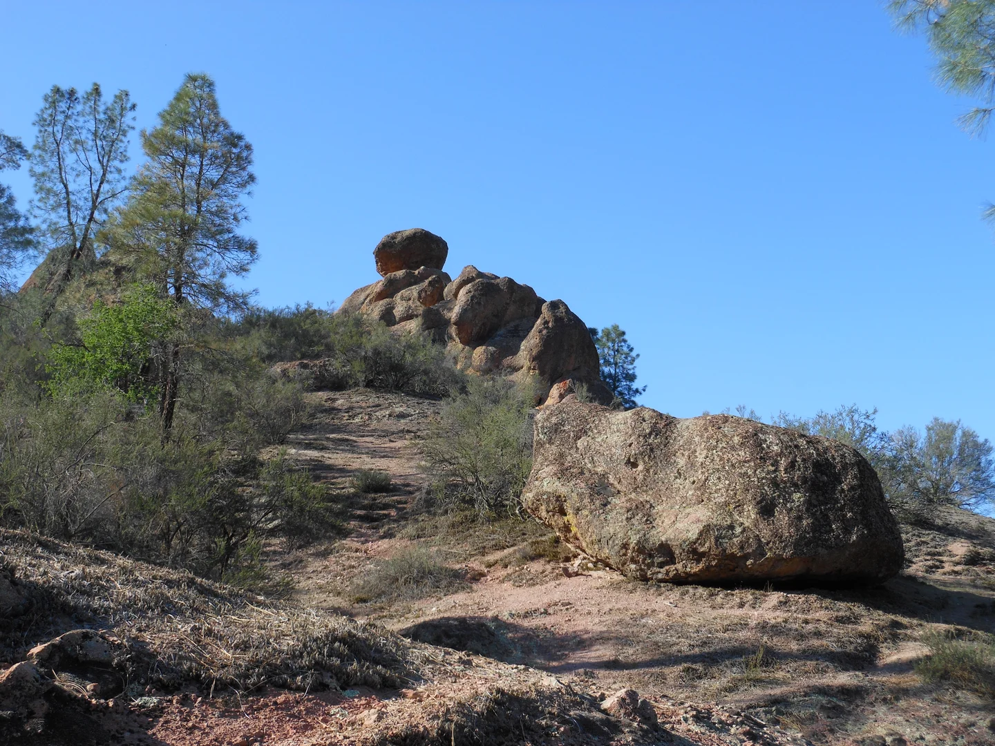 An image depicting the trail Bear Gulch Trail and its surrounding area.