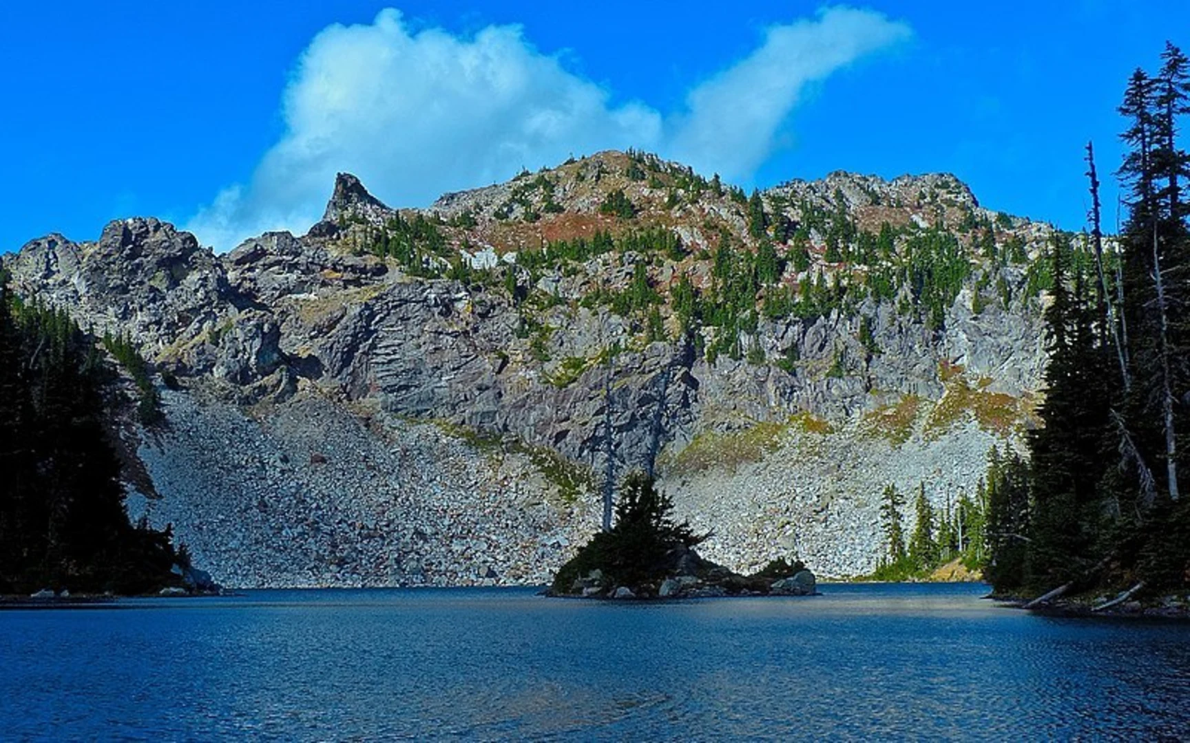 An image depicting the trail Lake Minotaur Trail and its surrounding area.