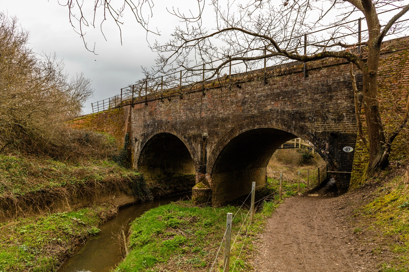 An image depicting the trail Medway Valley Walk and its surrounding area.