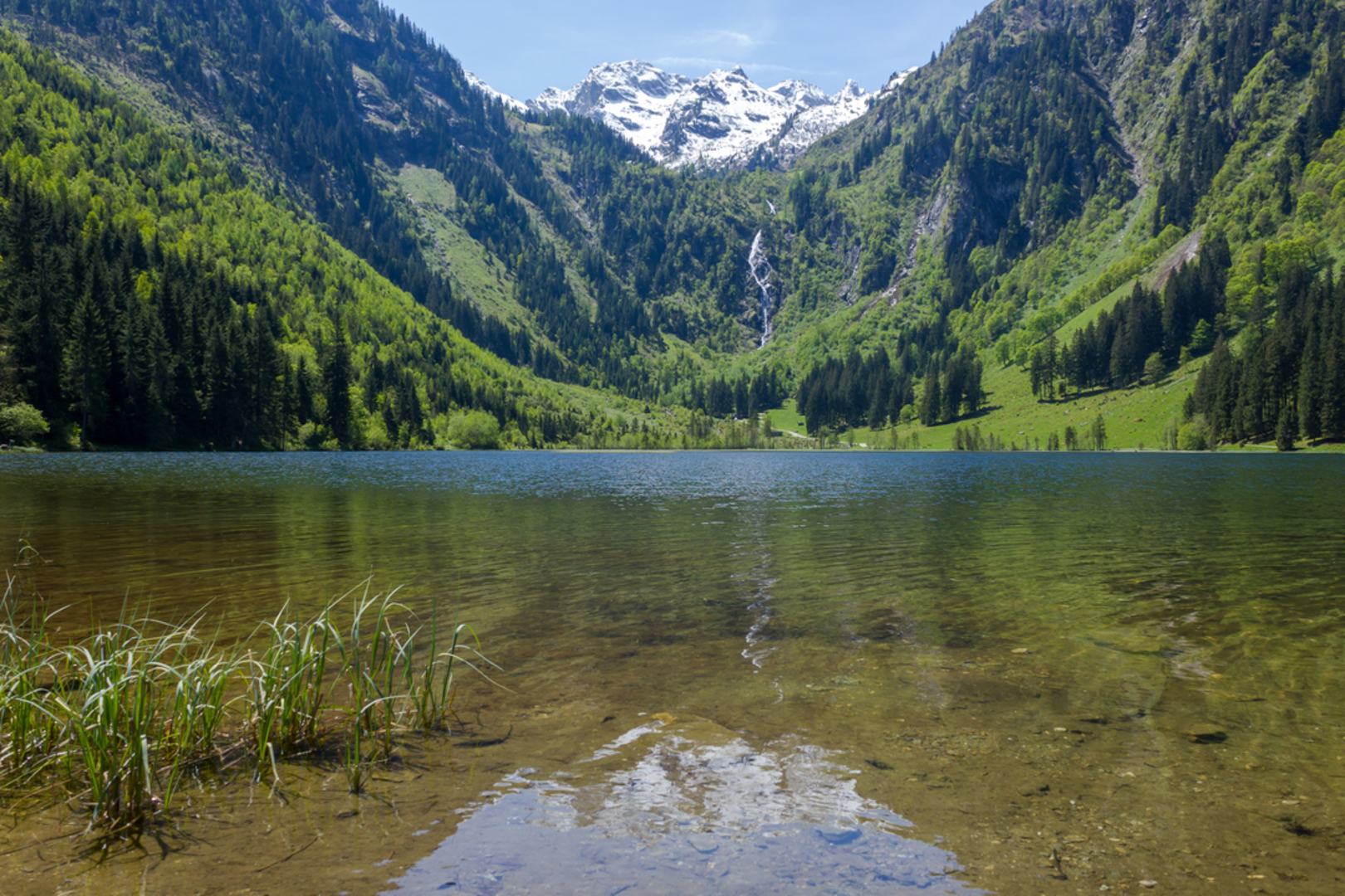 An image depicting the trail Bodensee, Hüttensee and Obersee Lakes Trail and its surrounding area.