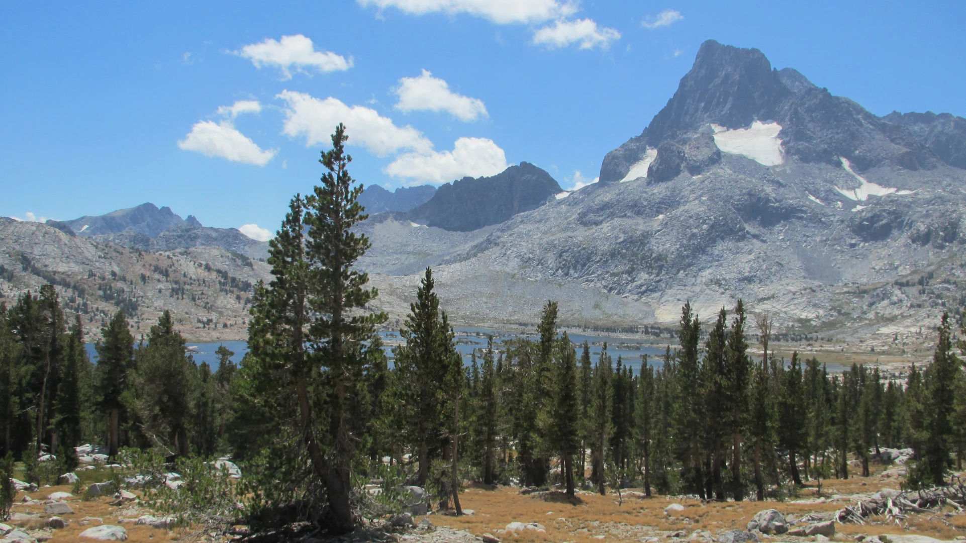 An image depicting the trail Thousand Island Lakes via PCT and its surrounding area.