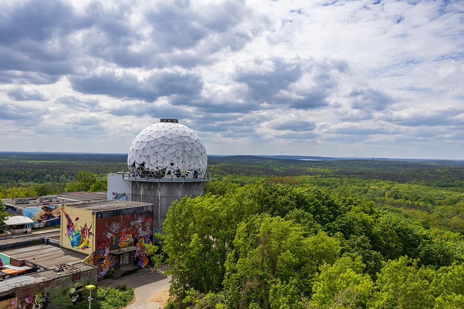 An image depicting the trail Teufelsberg to Schildhorn and Grunewald Loop and its surrounding area.