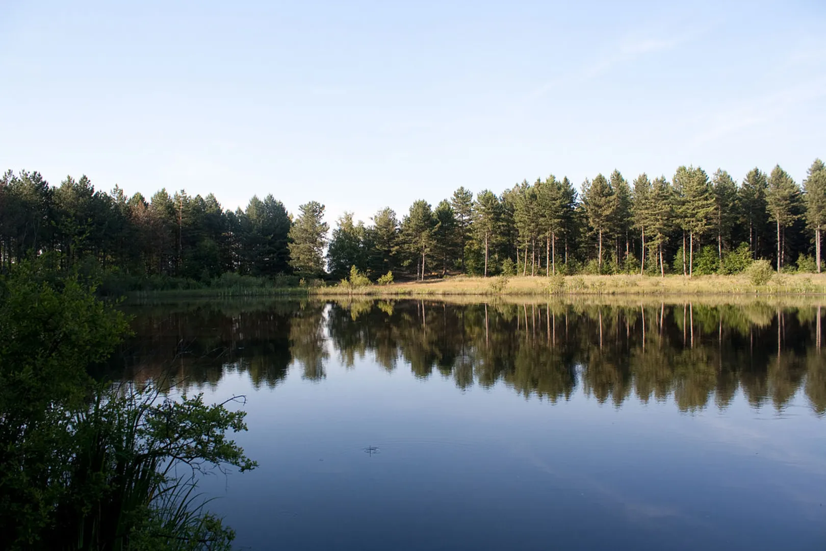 An image depicting the trail NSG Teverener Heide Loop via Van-Daal-Teich and its surrounding area.