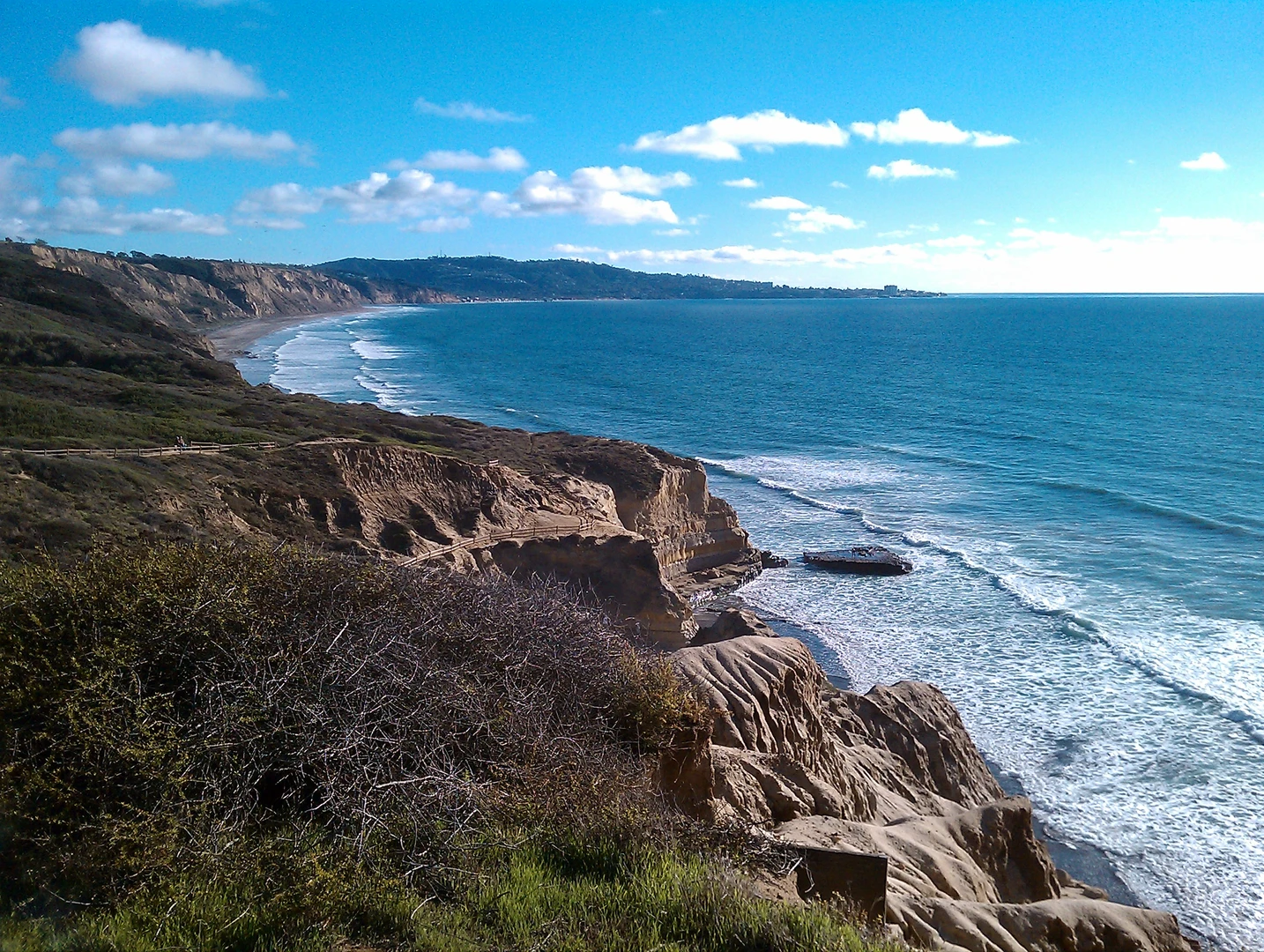 An image depicting the trail Torrey Pines Scenic Drive and its surrounding area.