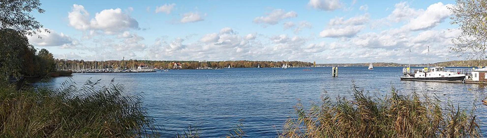 An image depicting the trail Teltowkanal via Bürgermeister-Stiewe-Weg and its surrounding area.