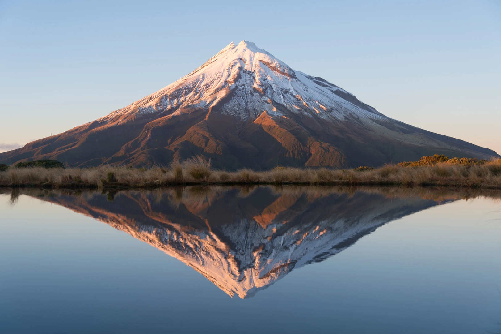 An image depicting the trail Blue Lake via Tongariro Alpine Crossing and its surrounding area.