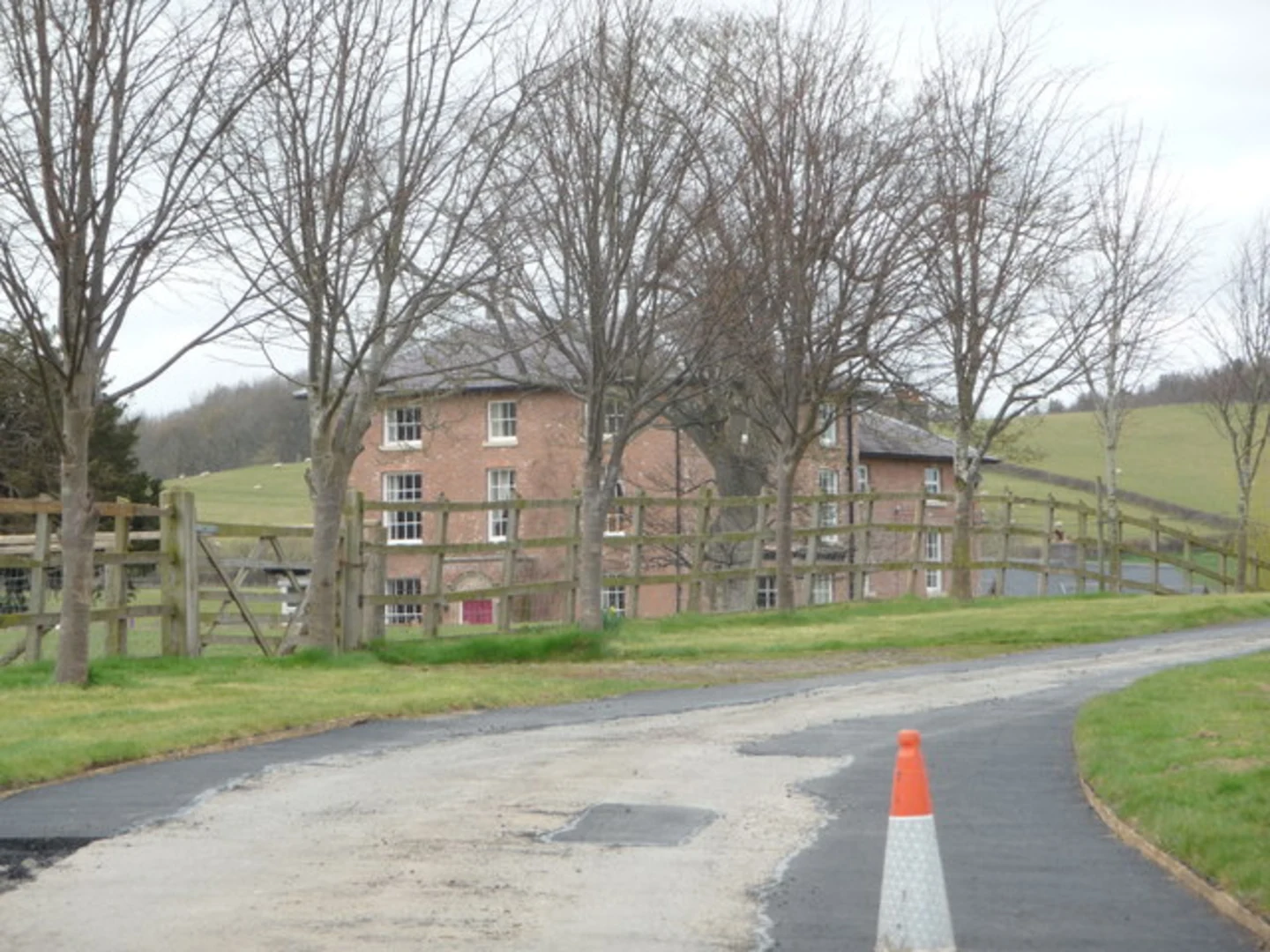 An image depicting the trail Bwlch y ffridd and Fachwen Pool from Newtown and its surrounding area.