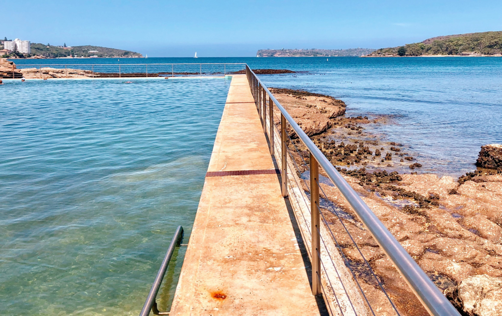 An image depicting the trail Manly Scenic Walkway and its surrounding area.