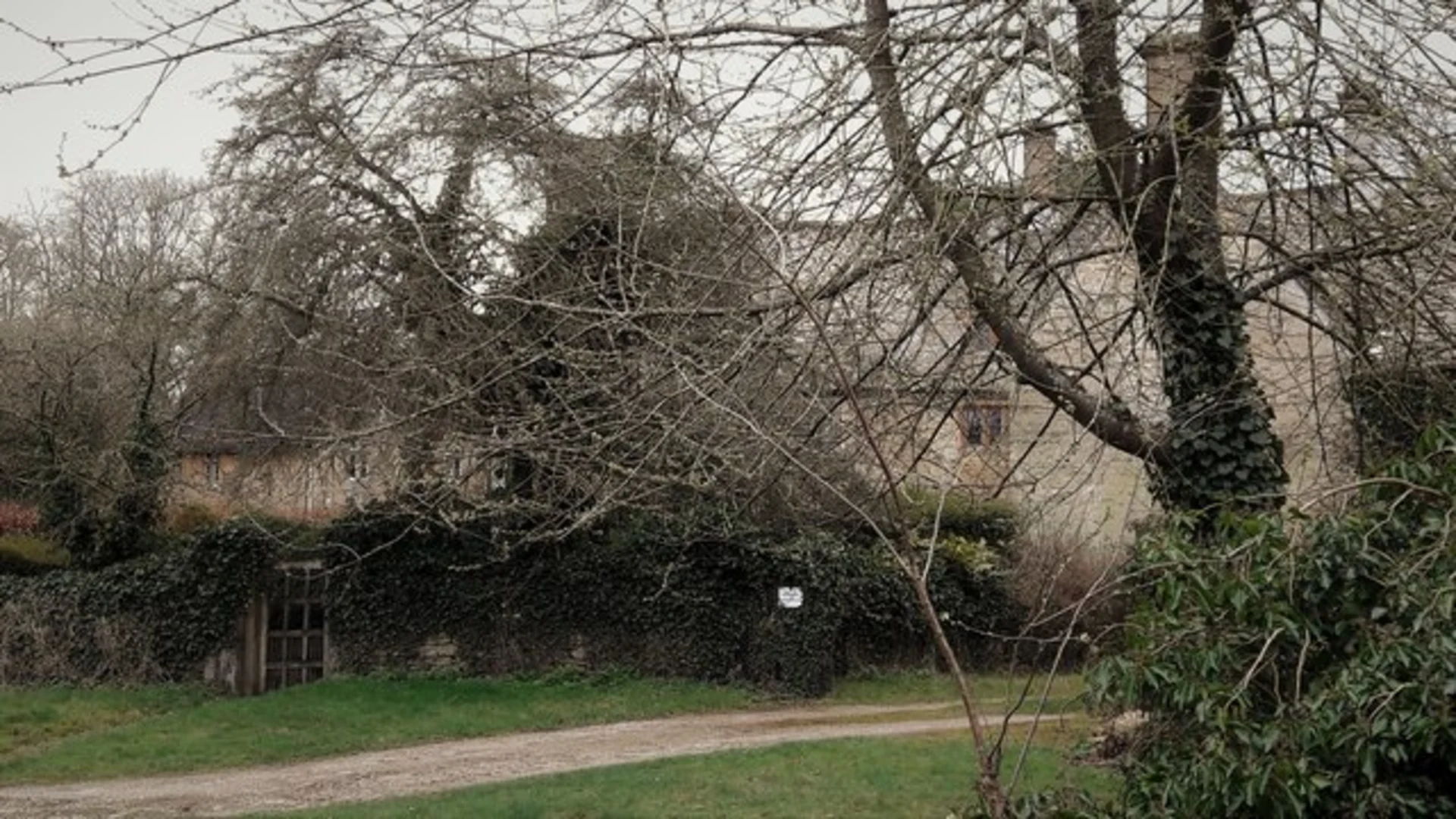 An image depicting the trail Great Tew Country Park Loop and its surrounding area.