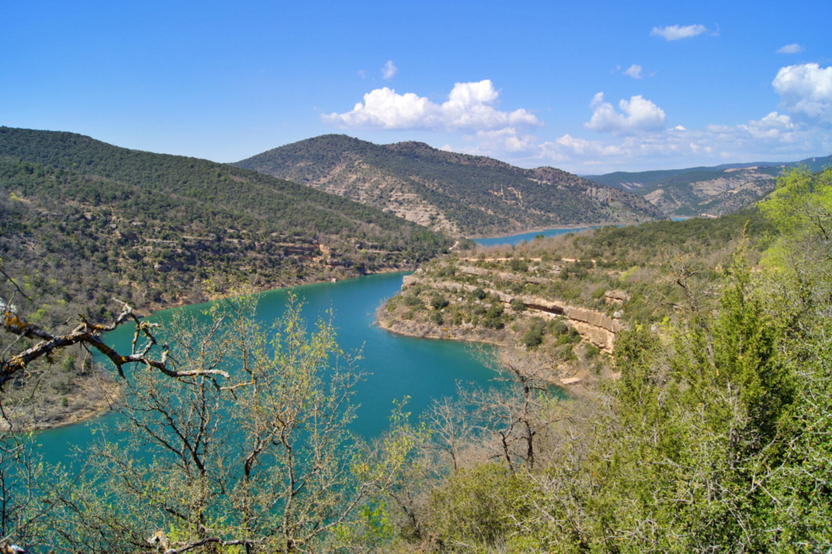 An image depicting the trail Sierra de Montsec Cross Path PR HU 45 and its surrounding area.