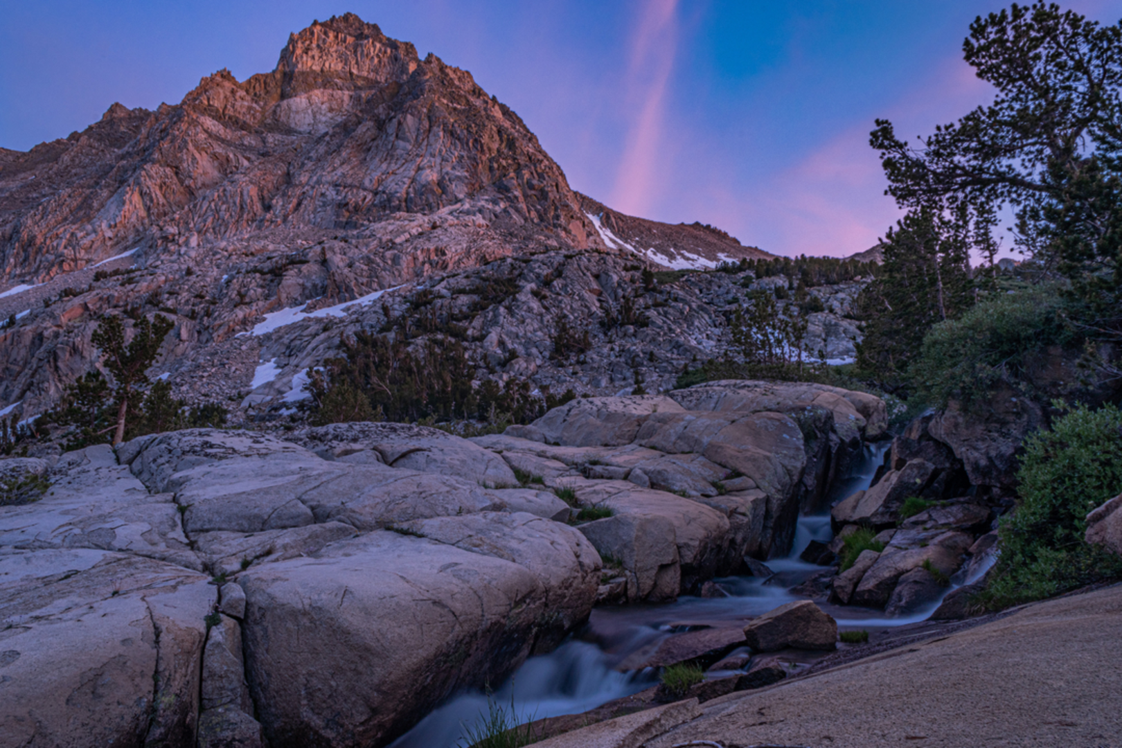 An image depicting the trail Piute Pass Trail and its surrounding area.