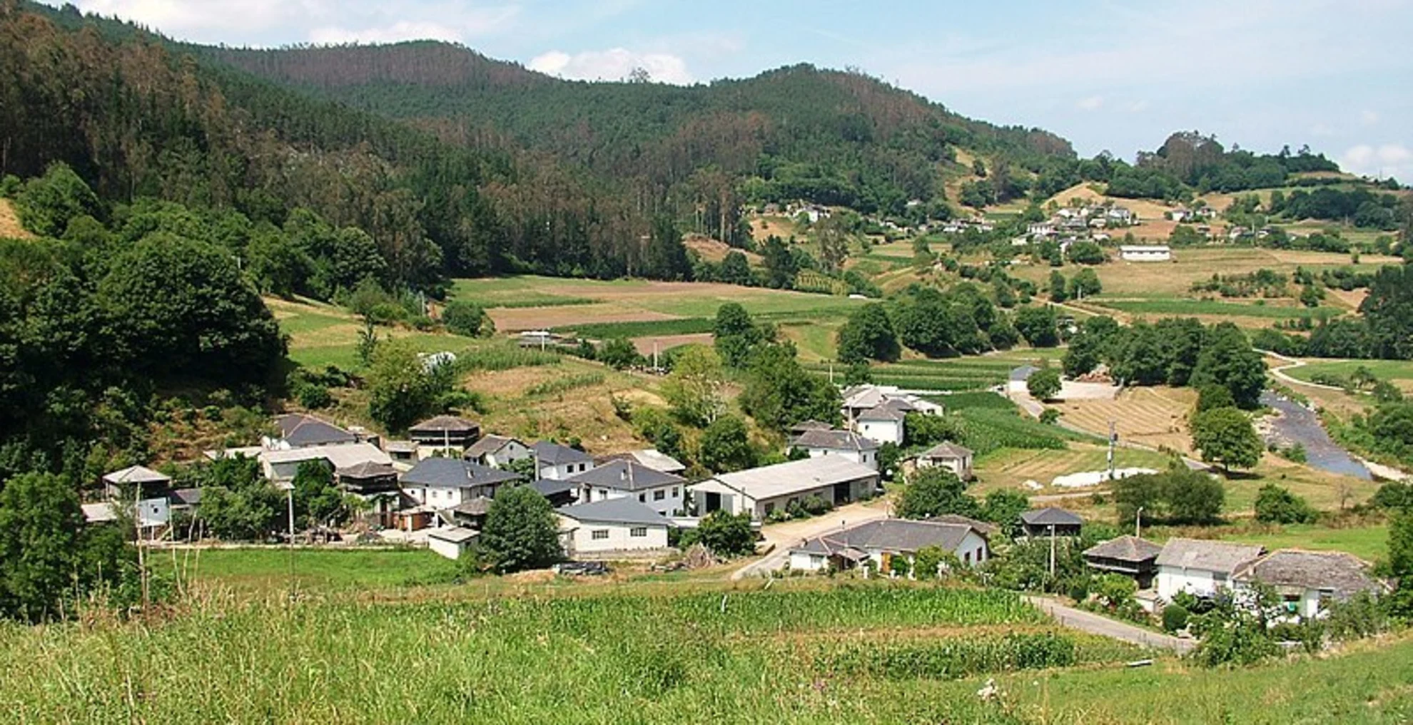 An image depicting the trail Gorges of Esva I and its surrounding area.