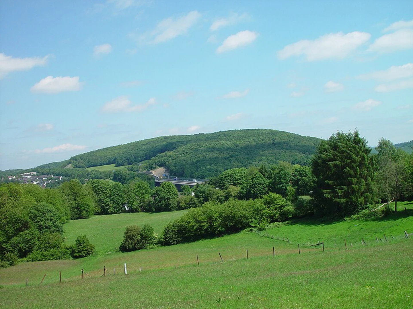 An image depicting the trail Auberg and Dolmarblick Loop via Diestelgrund and its surrounding area.