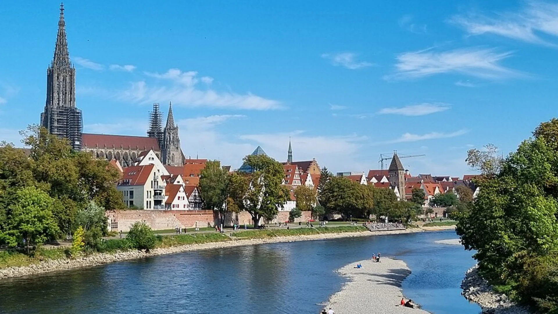 An image depicting the trail Donau via Ulm Lindenhoehe - Wiblingen and its surrounding area.