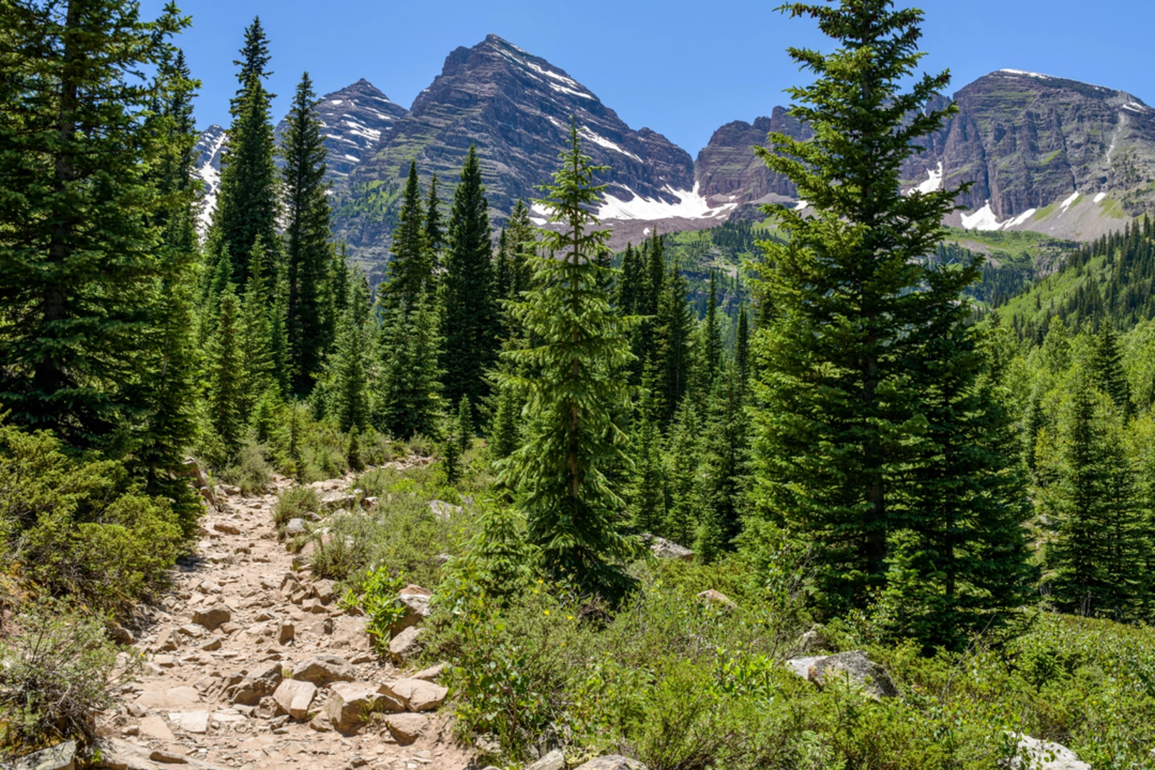 An image depicting the trail West Maroon Trail and its surrounding area.