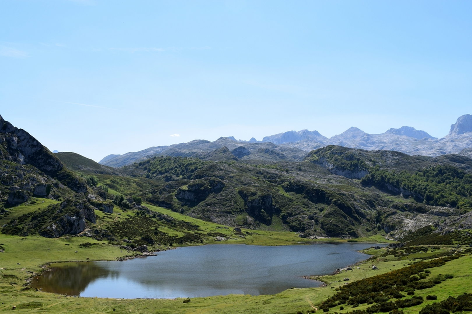 An image depicting the trail Lagos de Covadonga - Circular and its surrounding area.